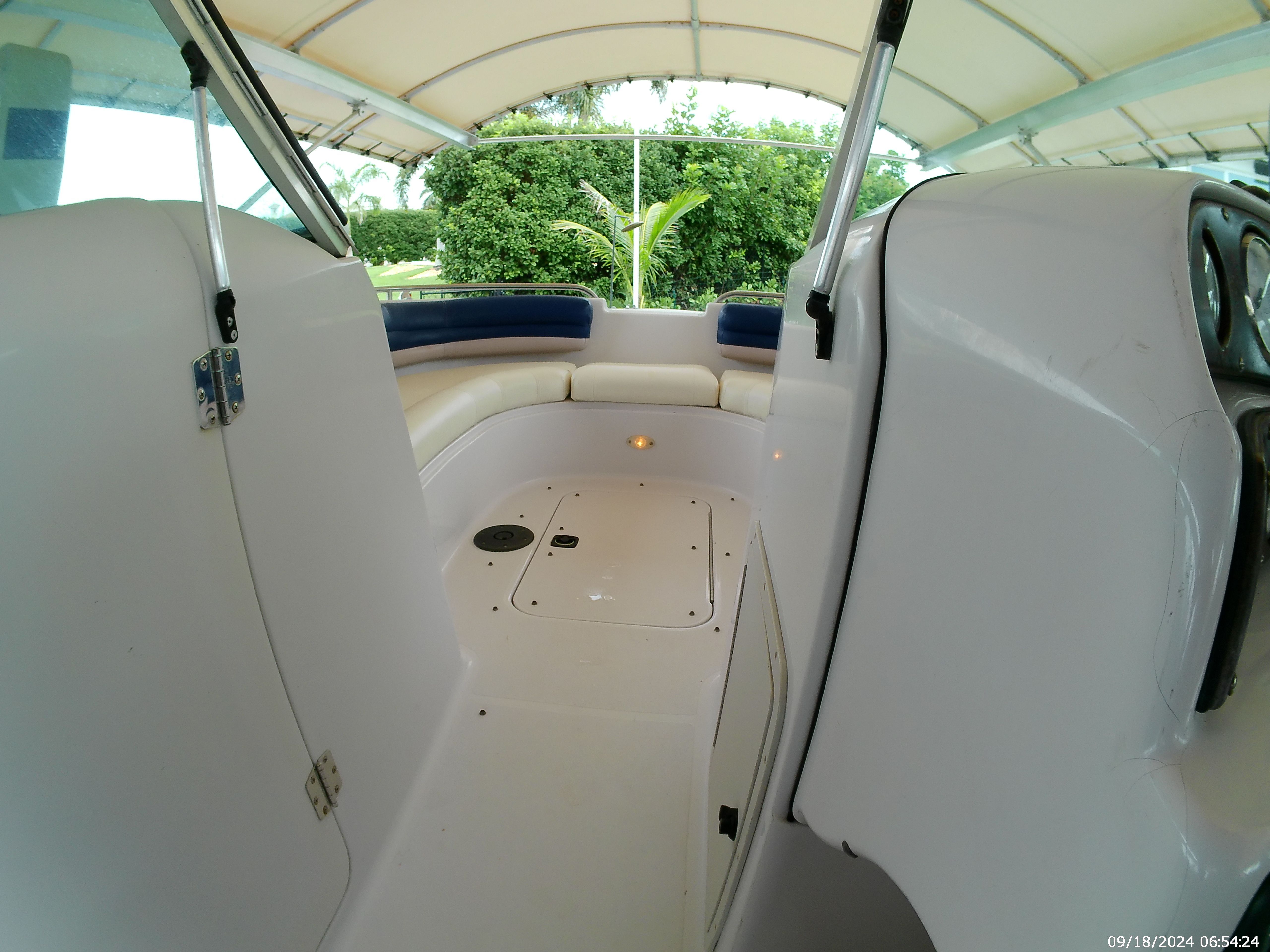 2000 Godfrey / Hurricane Sundeck 237 I/O - 52