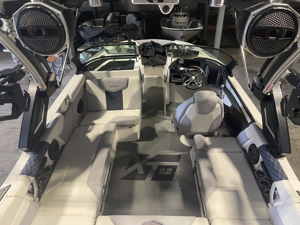 2023 MasterCraft XT22 - 14