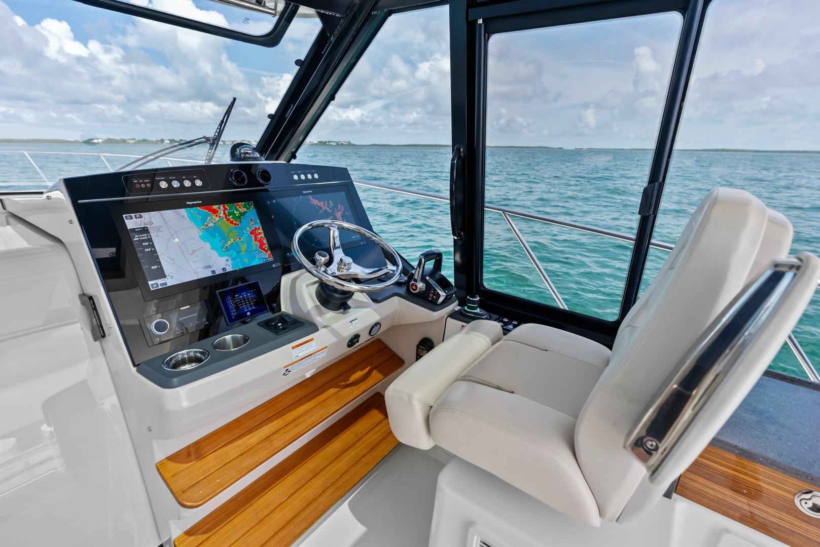 2023 Boston Whaler 405 Conquest - Image 22