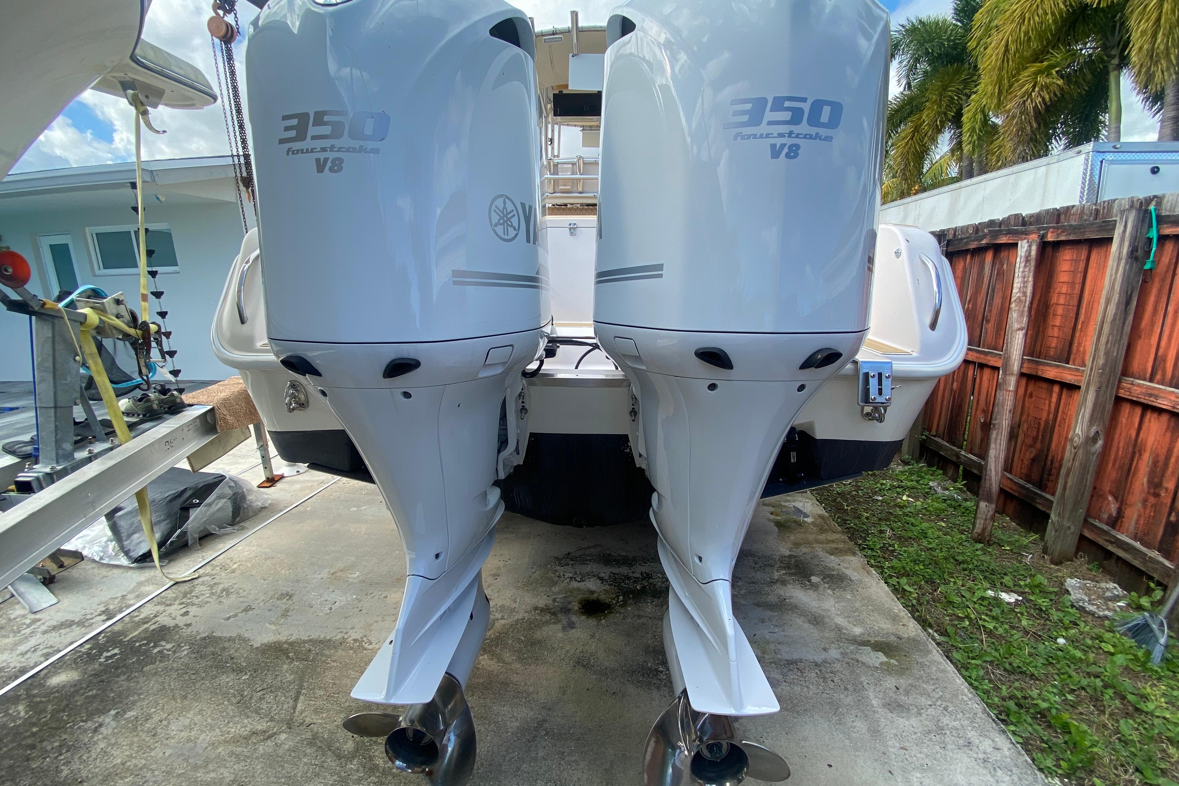 2004 Grady-White Canyon 283 with twin Yamaha 350 V8 outboard engines.