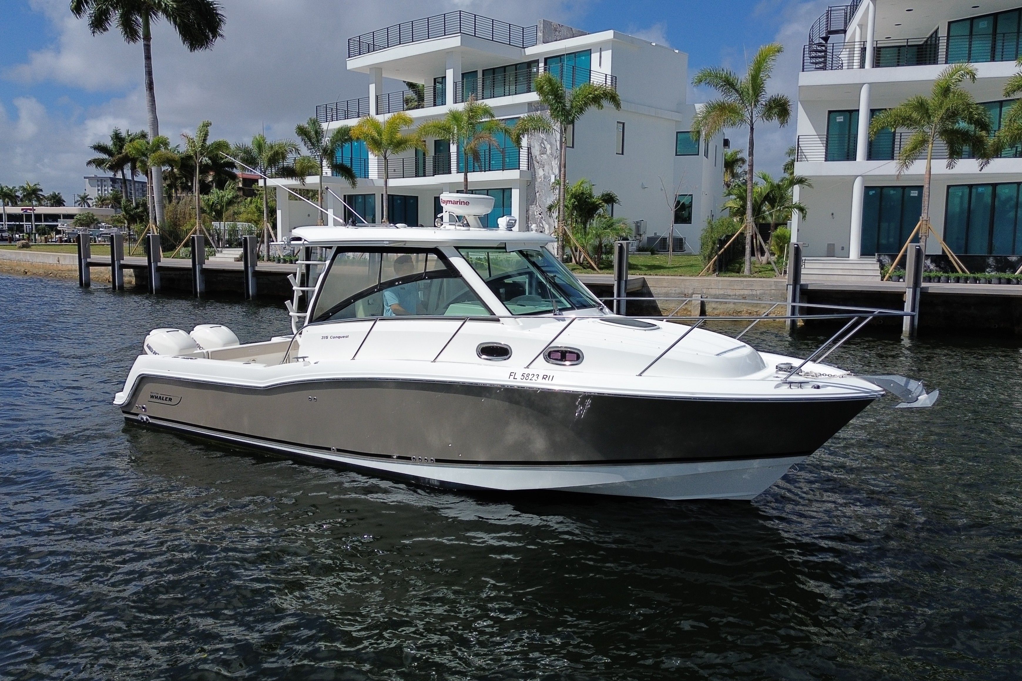 2019 Boston Whaler 315 Conquest