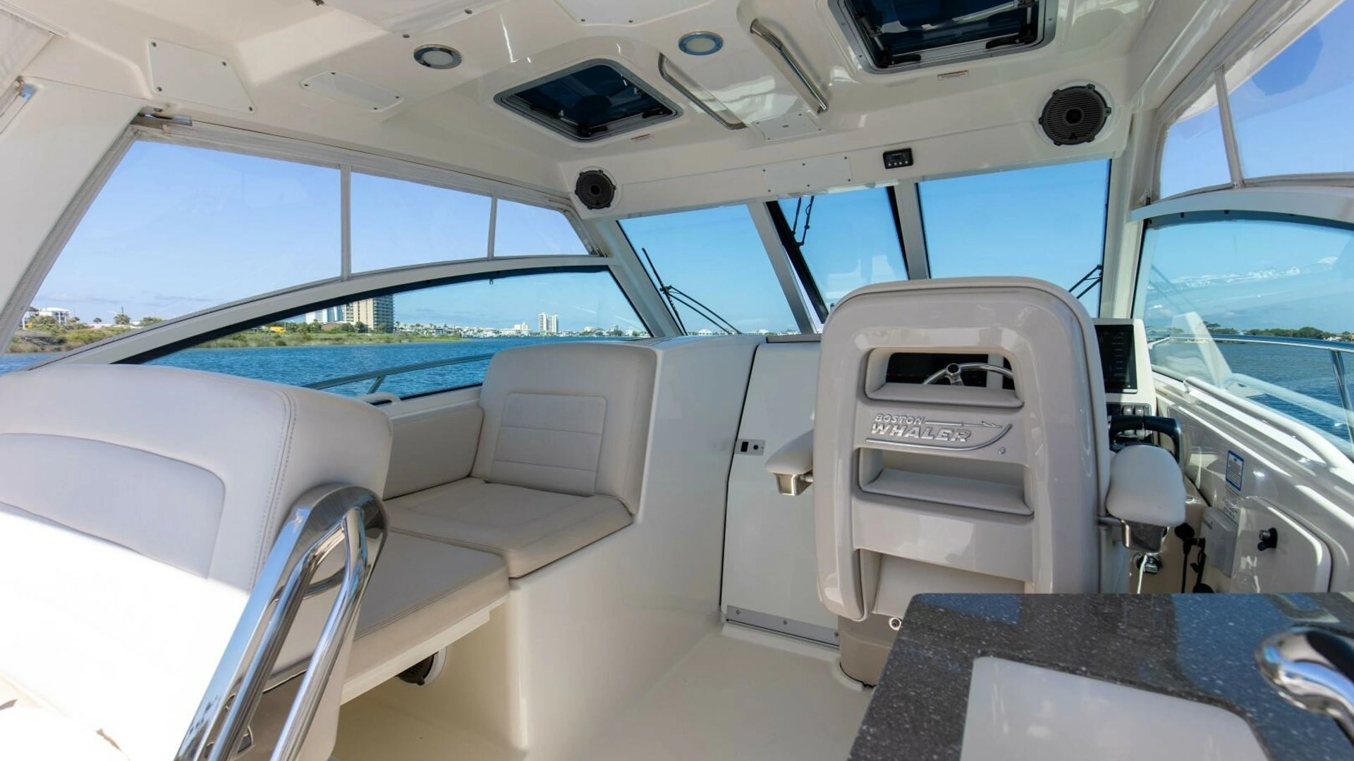 2019 Boston Whaler 345 CONQUEST - Image 17