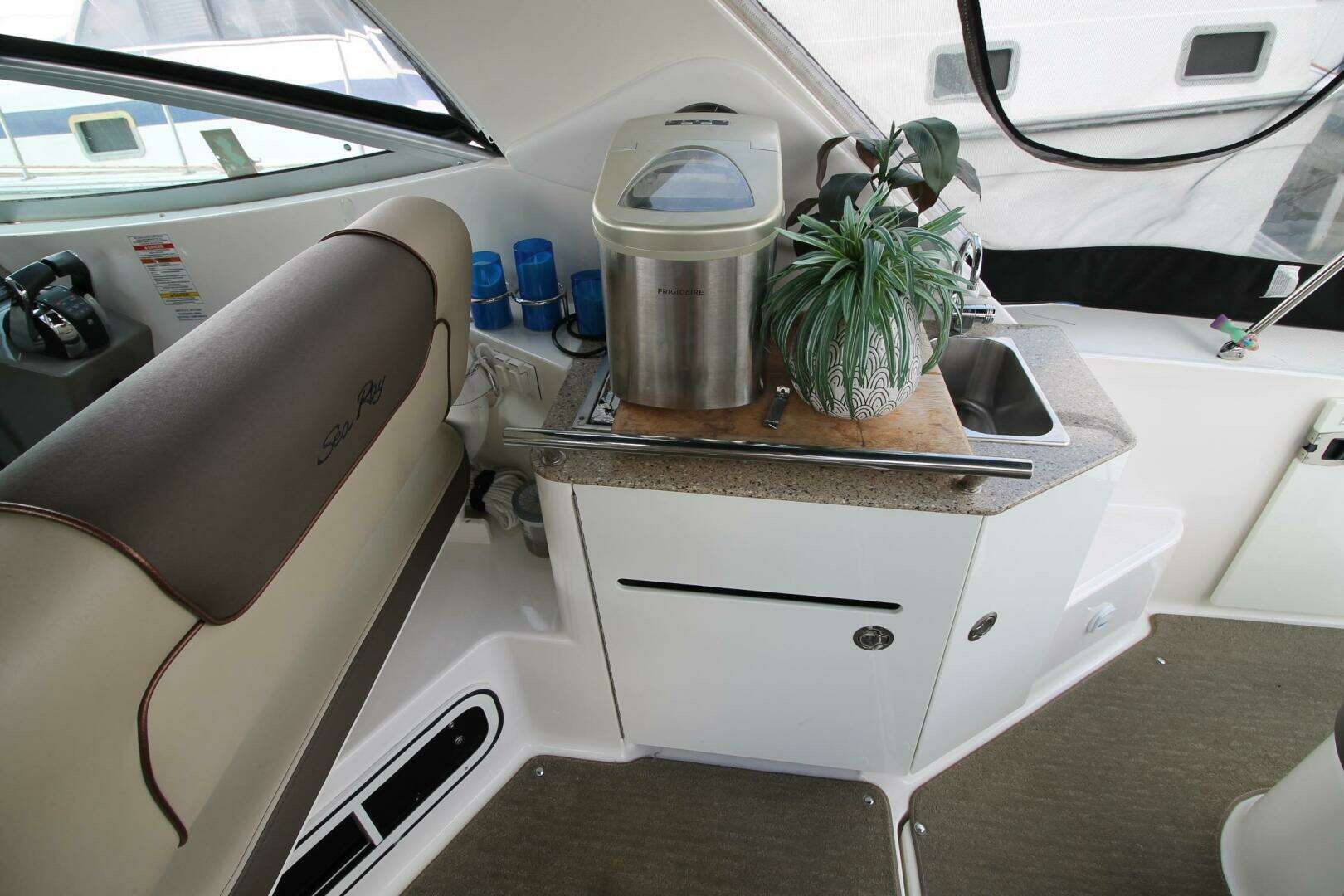 2015 Sea Ray 310 Sundancer - Image 6