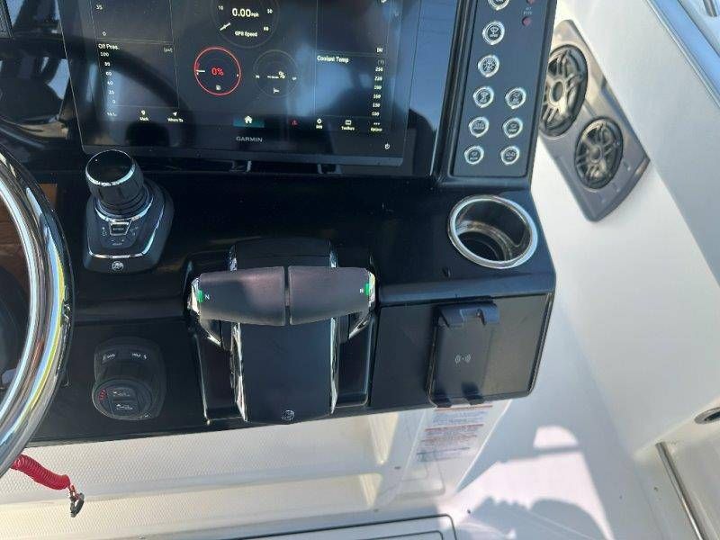 2026 Robalo R300 Center Console - 49