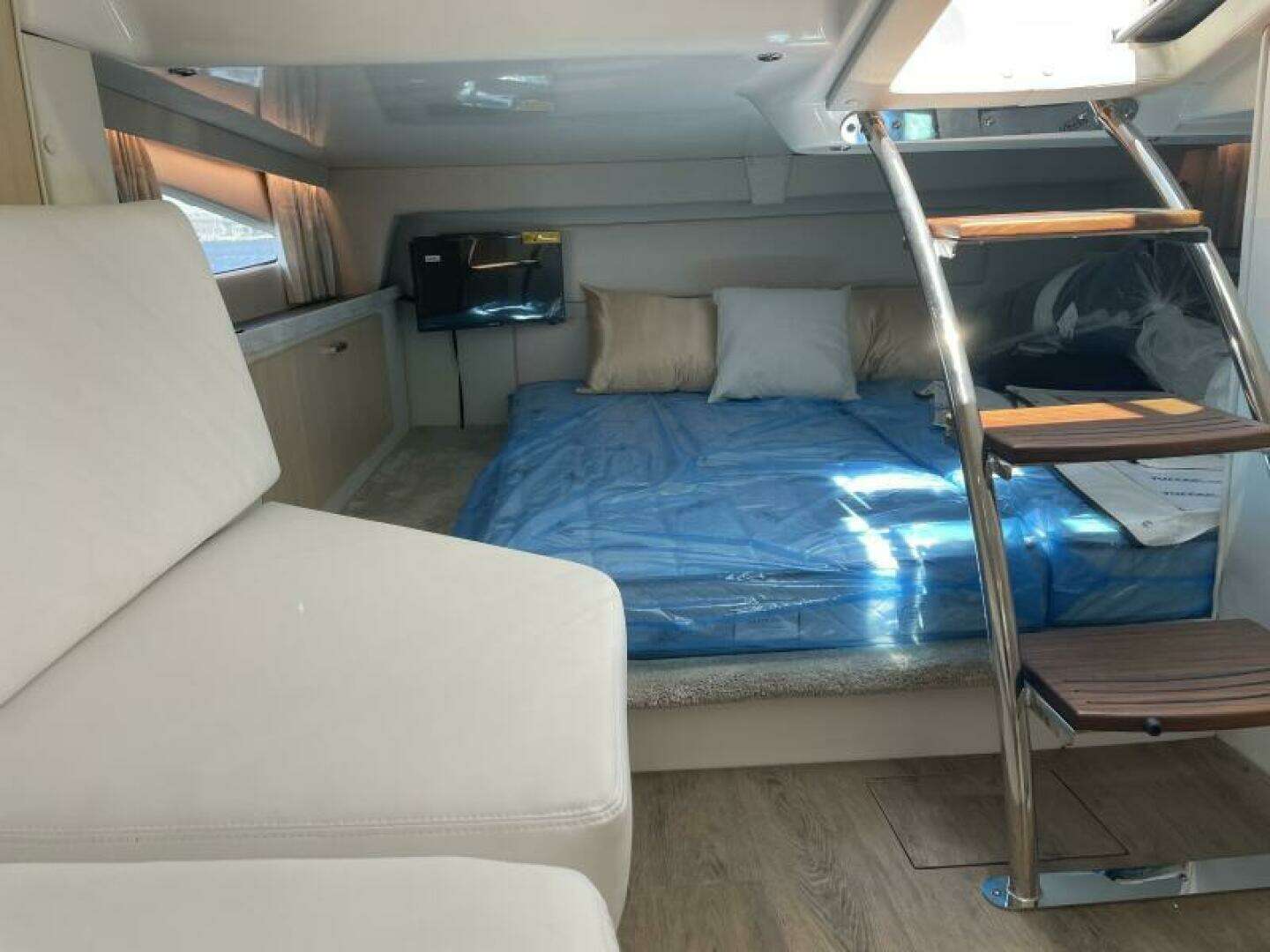 2026 Regal 33 XO - Image 17