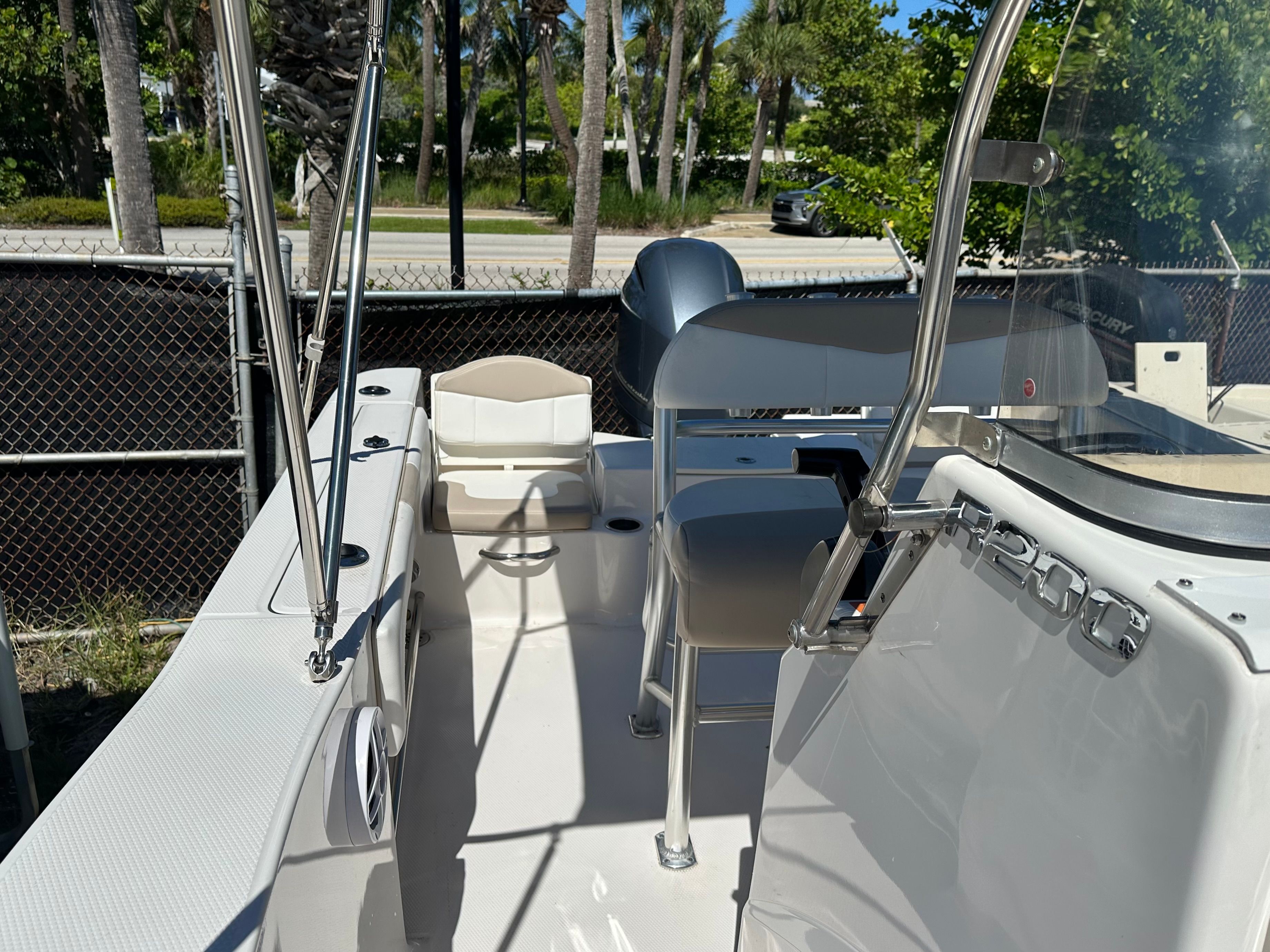 2022 Robalo R200 Center Console - 12