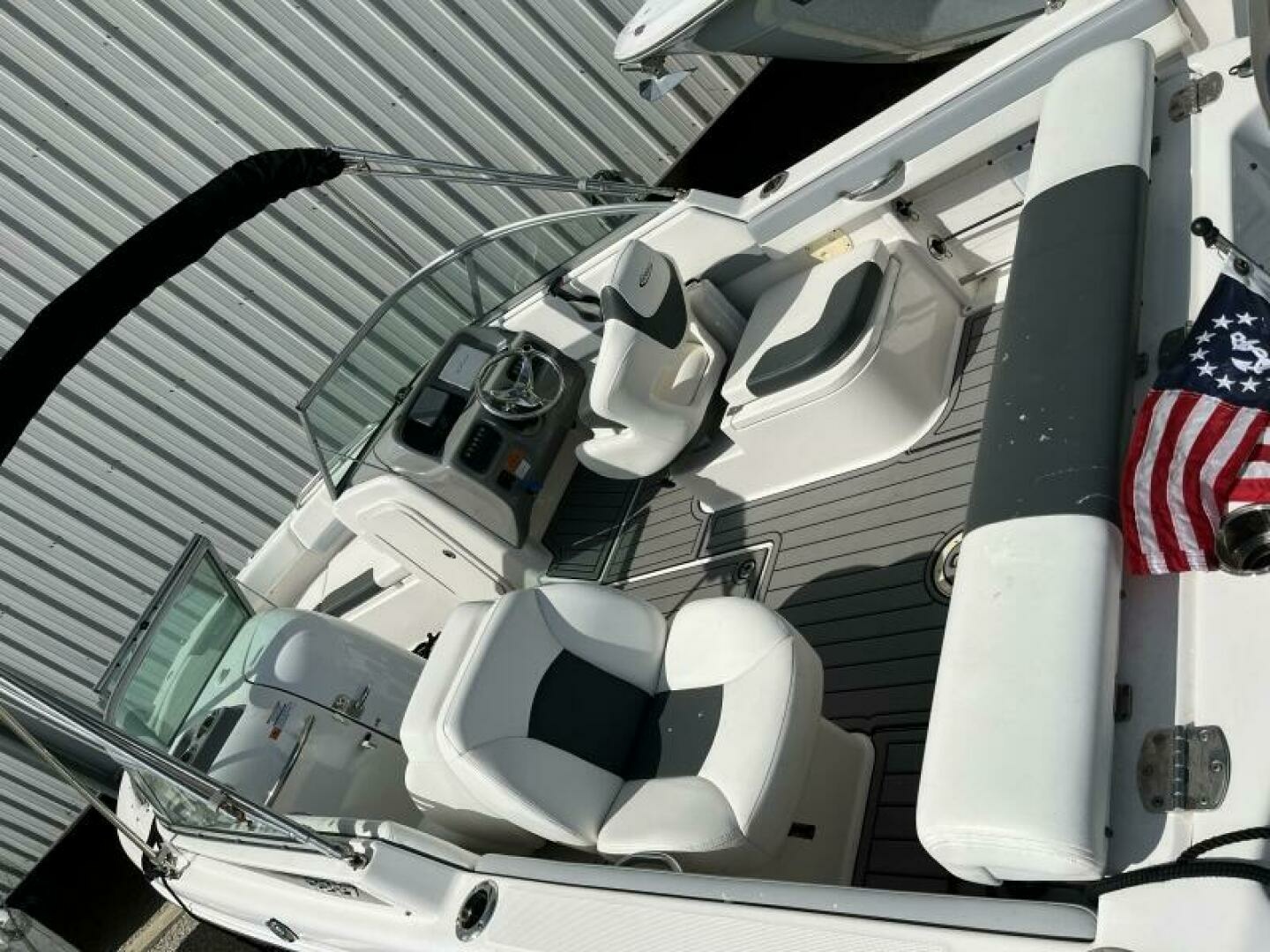 2023 Robalo R227 - Image 15