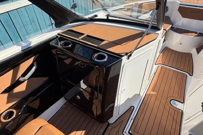 2026 Yamaha Boats 222SE interior with sleek design and wood accents.