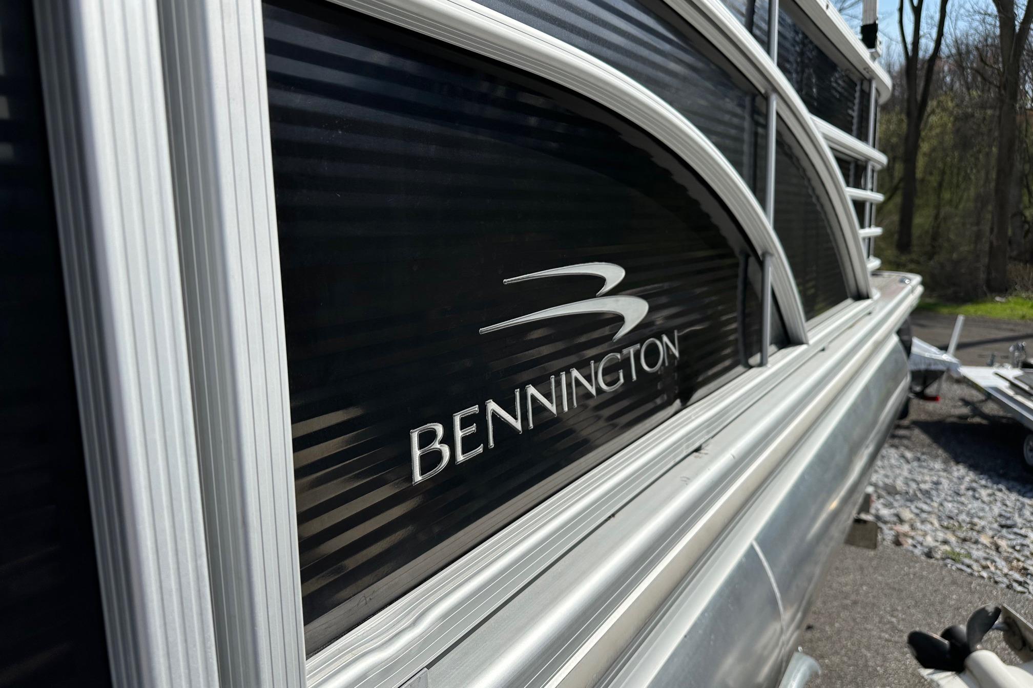 2017 Bennington 22 GPD pontoon boat side view with logo.