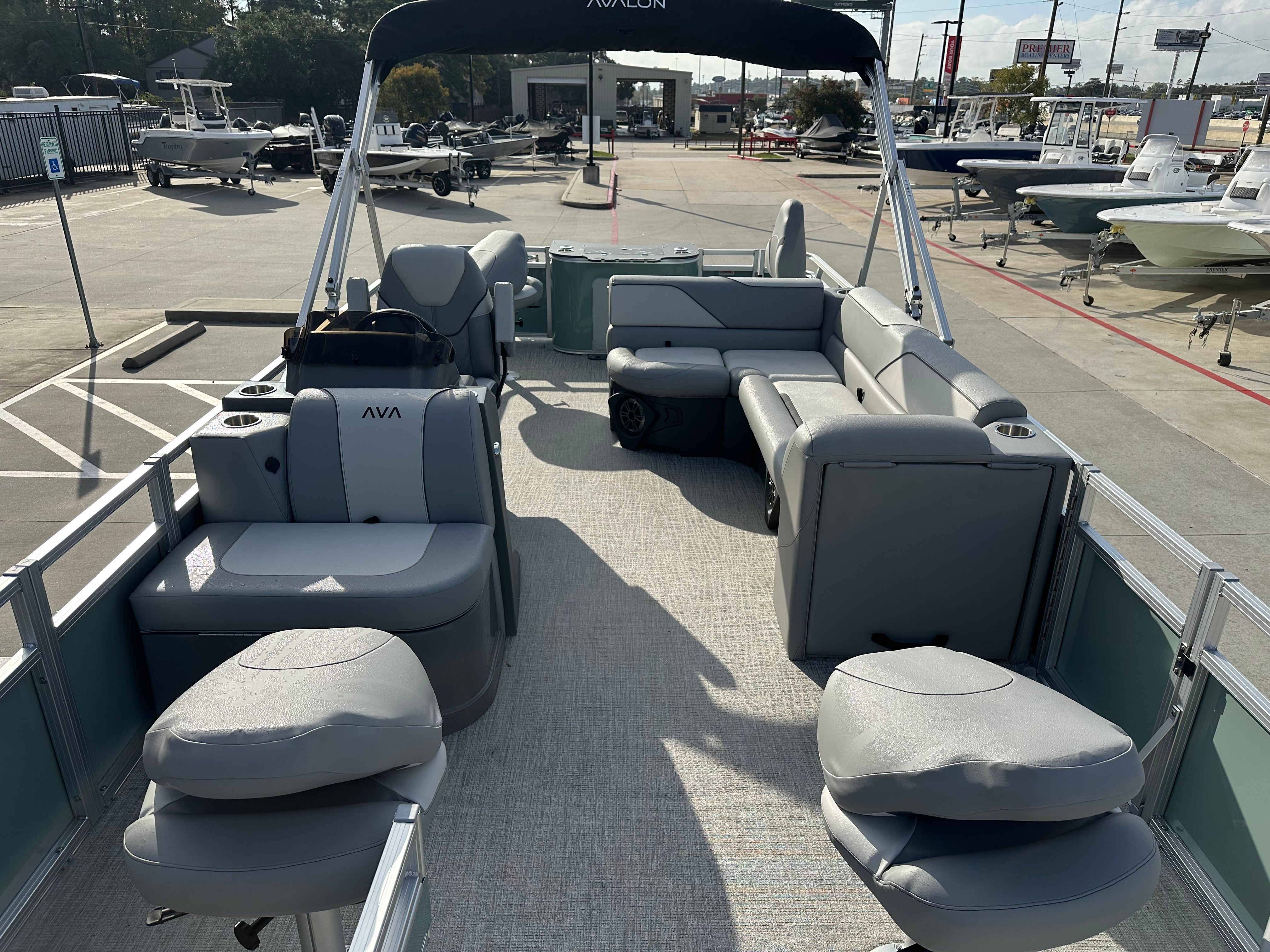 2026 Avalon Venture 85 Rear Fish - 21' - 12