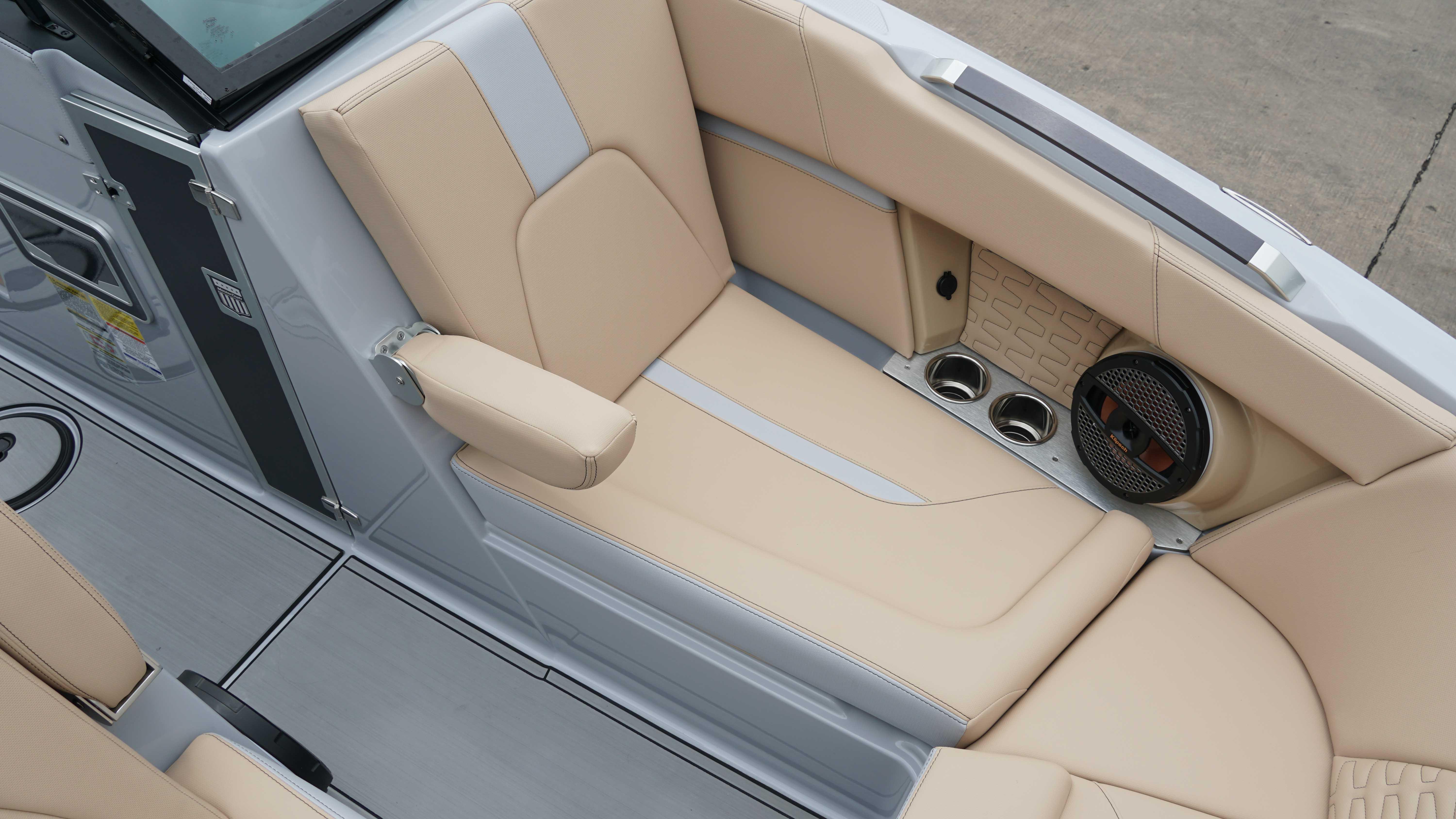 2025 MasterCraft X24 - 21
