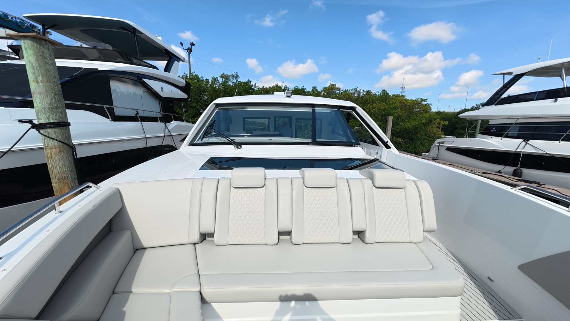 2026 Cruisers Yachts 50GLS OB - Image 26