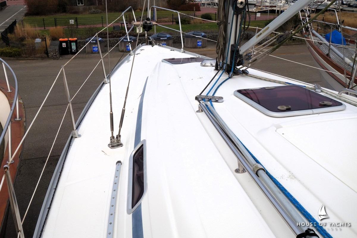 Deck view of a 2003 Bavaria 32 yacht, showcasing rigging and hatches.