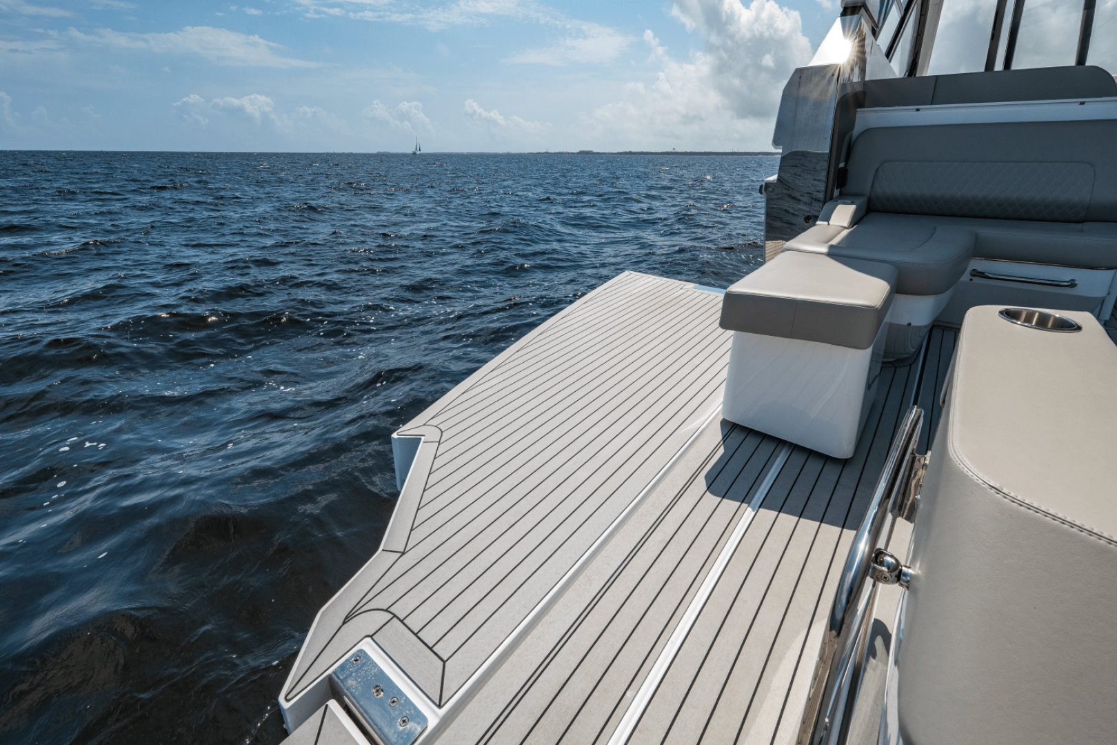 2025 Cruisers Yachts 50 GLS - Image 21