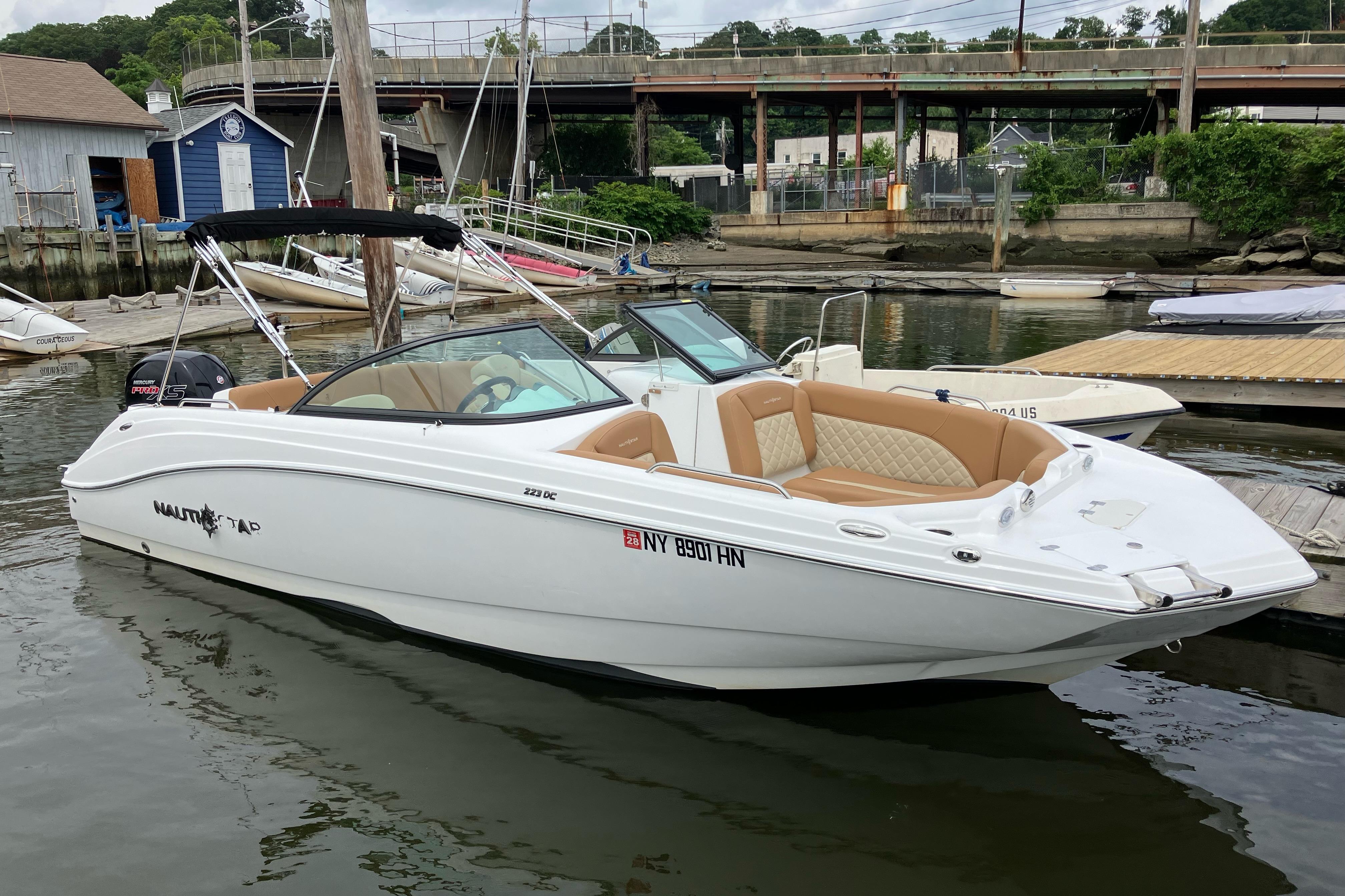 2025 NauticStar 223 DC
