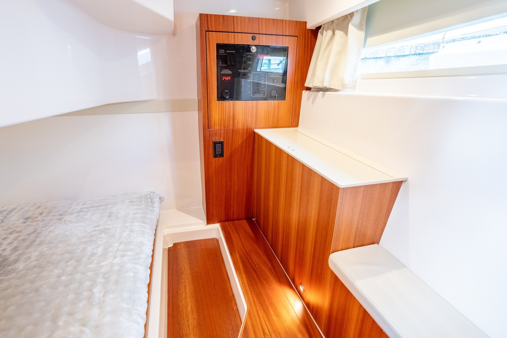 2015 Pursuit 365i SC - Image 29