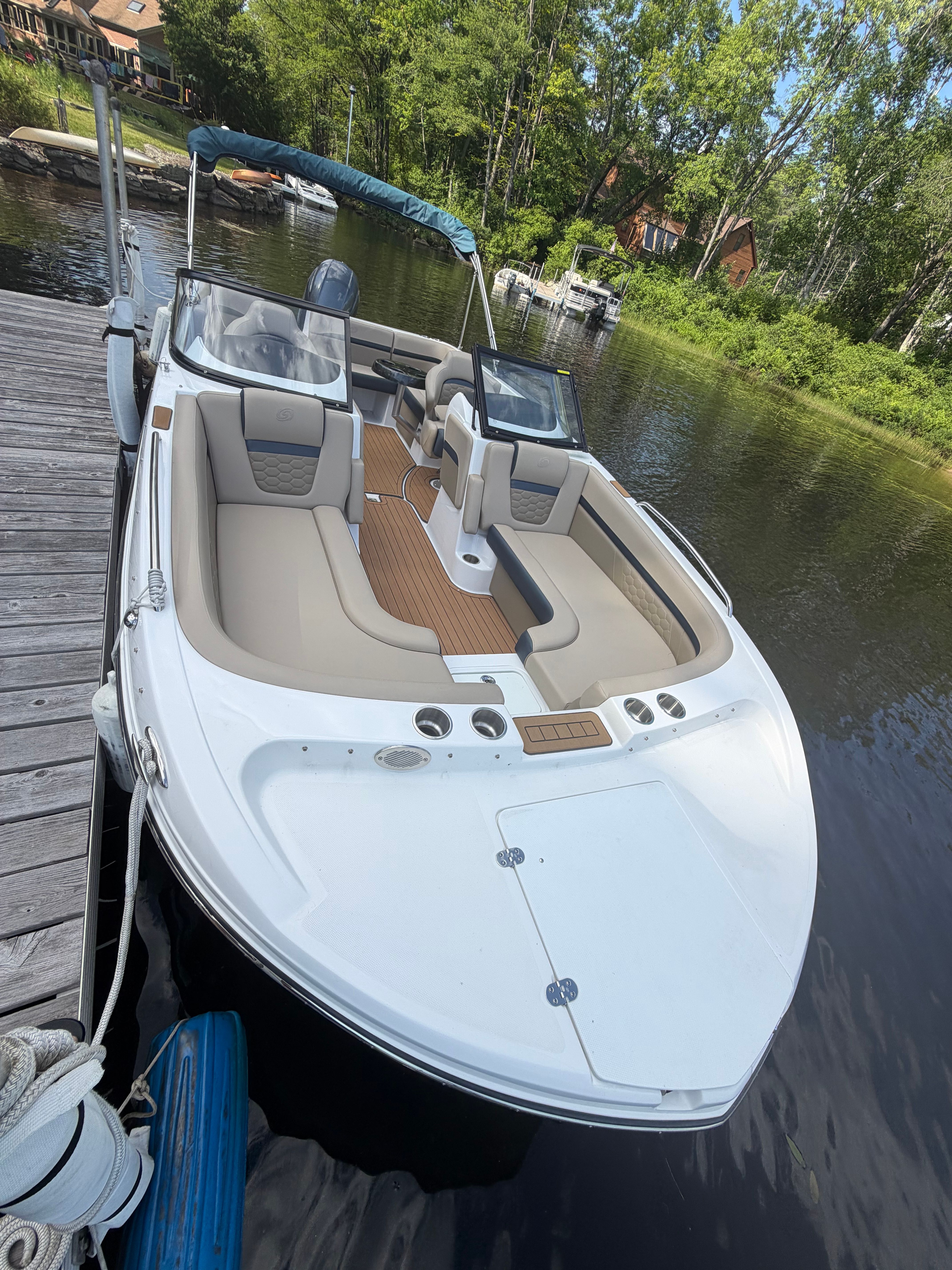 2022 Hurricane SunDeck 217 OB