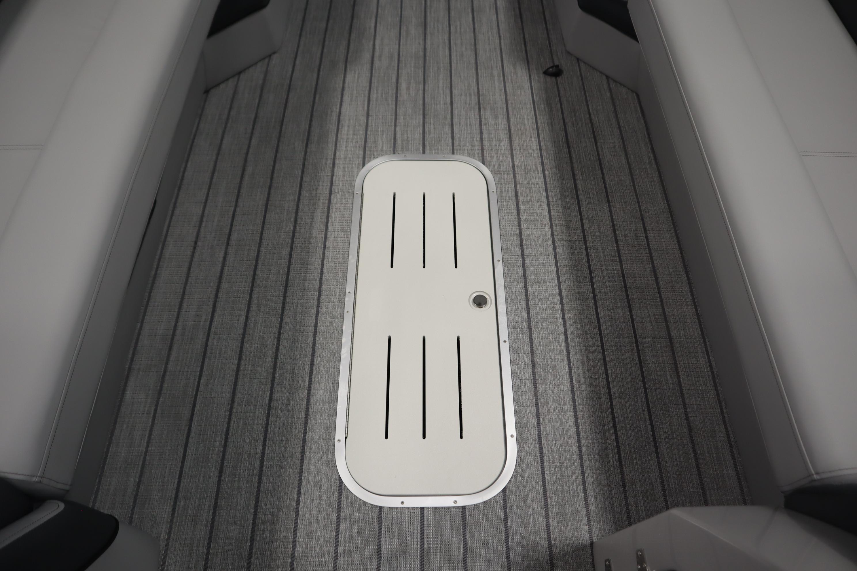 2025 Bentley Pontoons Elite 253 Admiral Tri-toon interior flooring with sleek design.