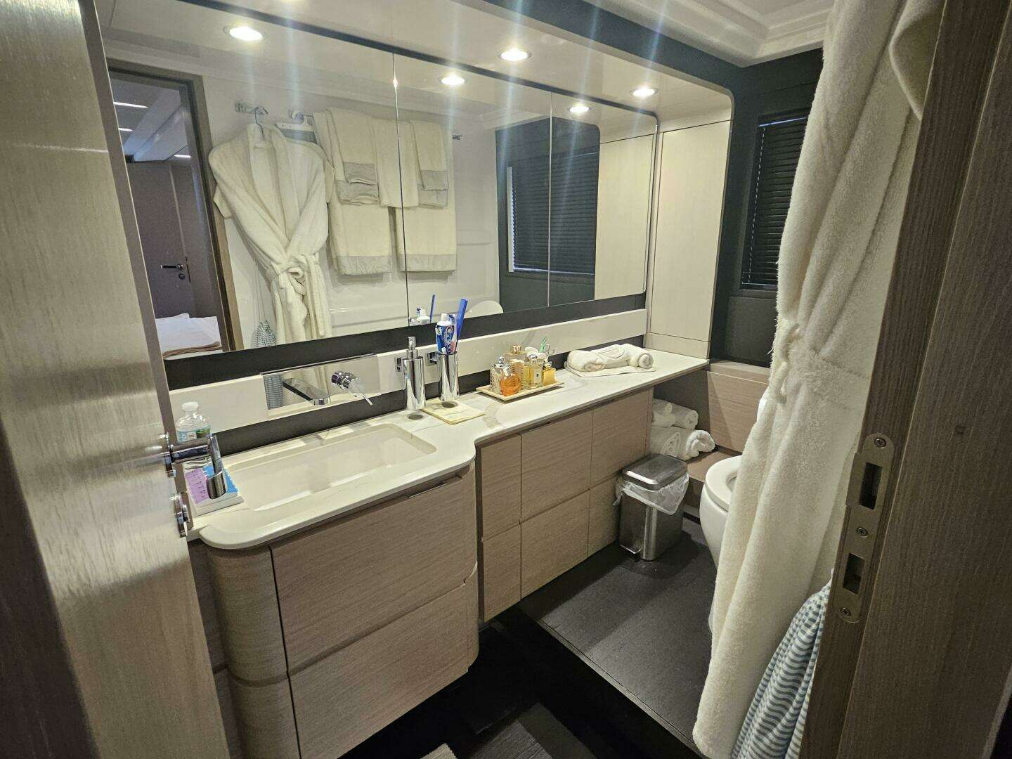 2022 Azimut 66 - Image 60