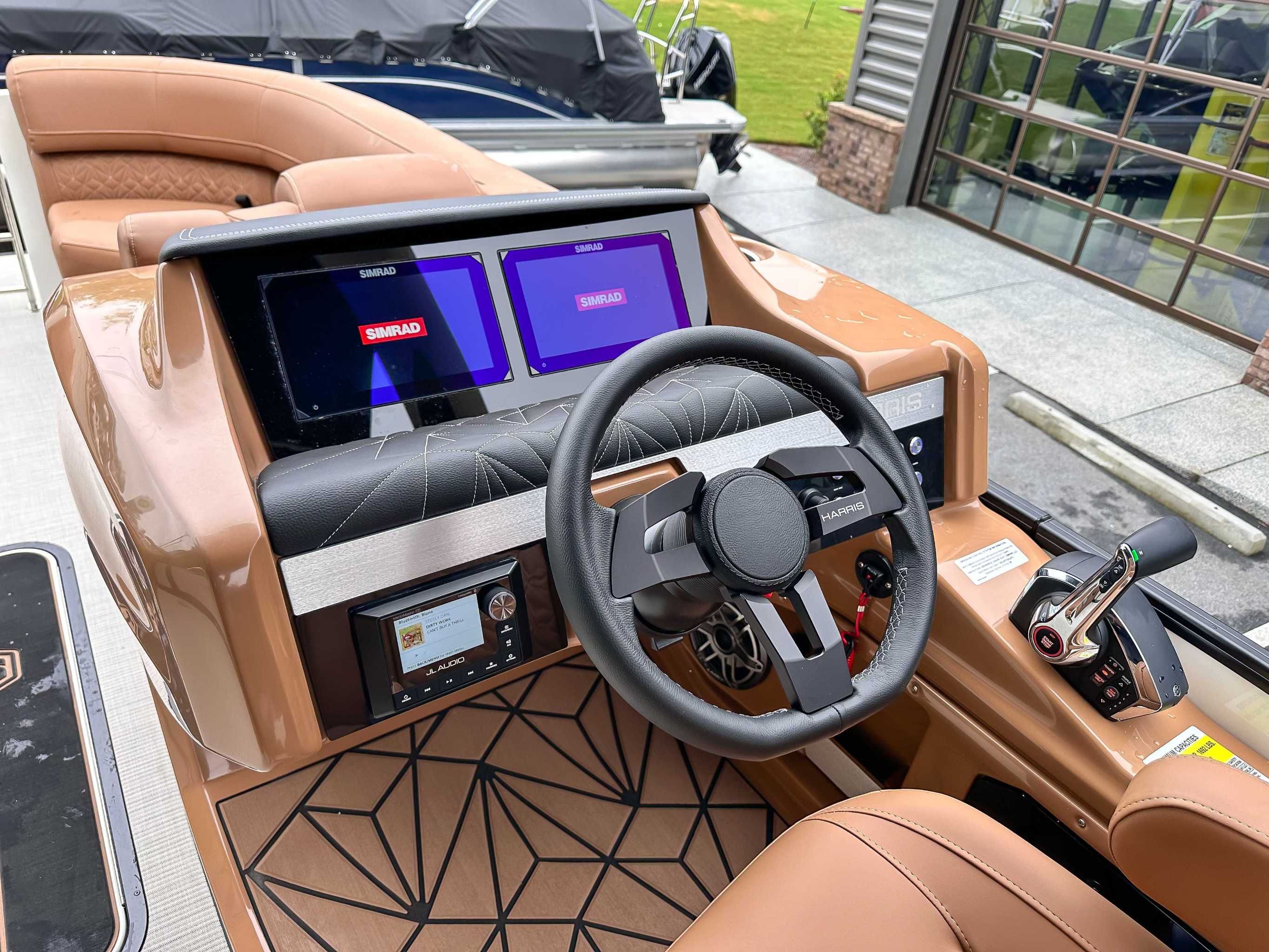 Harris Grand Mariner 230 SLDH 2025 helm with Simrad displays.