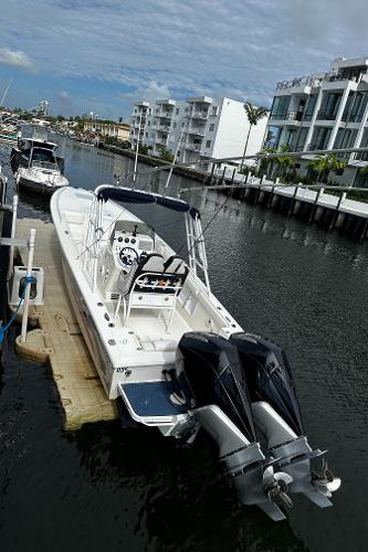 Concept 30 PF Sport 2001 boat docked in a marina, featuring dual outboard motors.