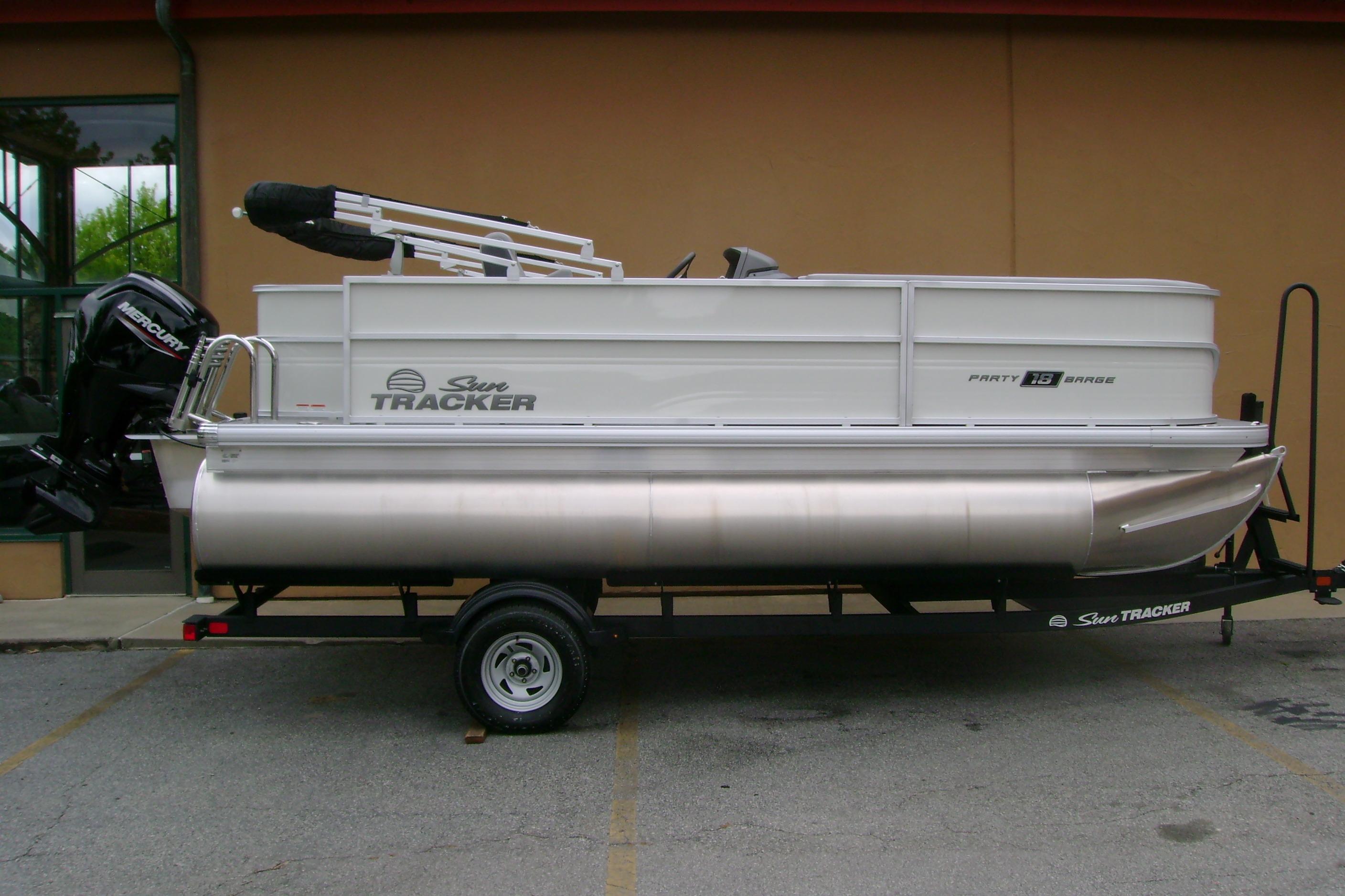 2026 Sun Tracker Party Barge 18 DLX