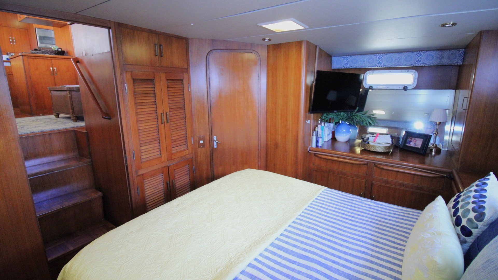 1995 Jefferson 52 Rivanna Cockpit MY - Image 14