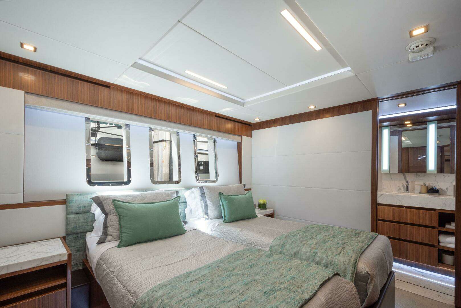 2024 Hargrave Raised Pilothouse - Image 15
