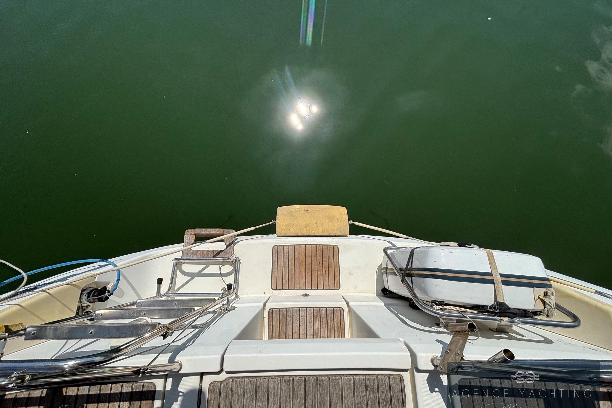 Beneteau Oceanis 40 yacht deck, 2008 model, reflecting sunlight on calm water.