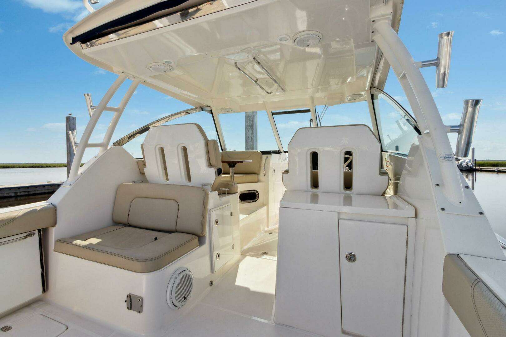 2018 Pursuit 325 DC - Image 14