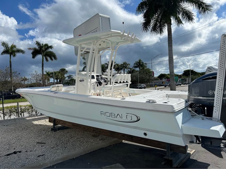 2019 Robalo 245 Cayman