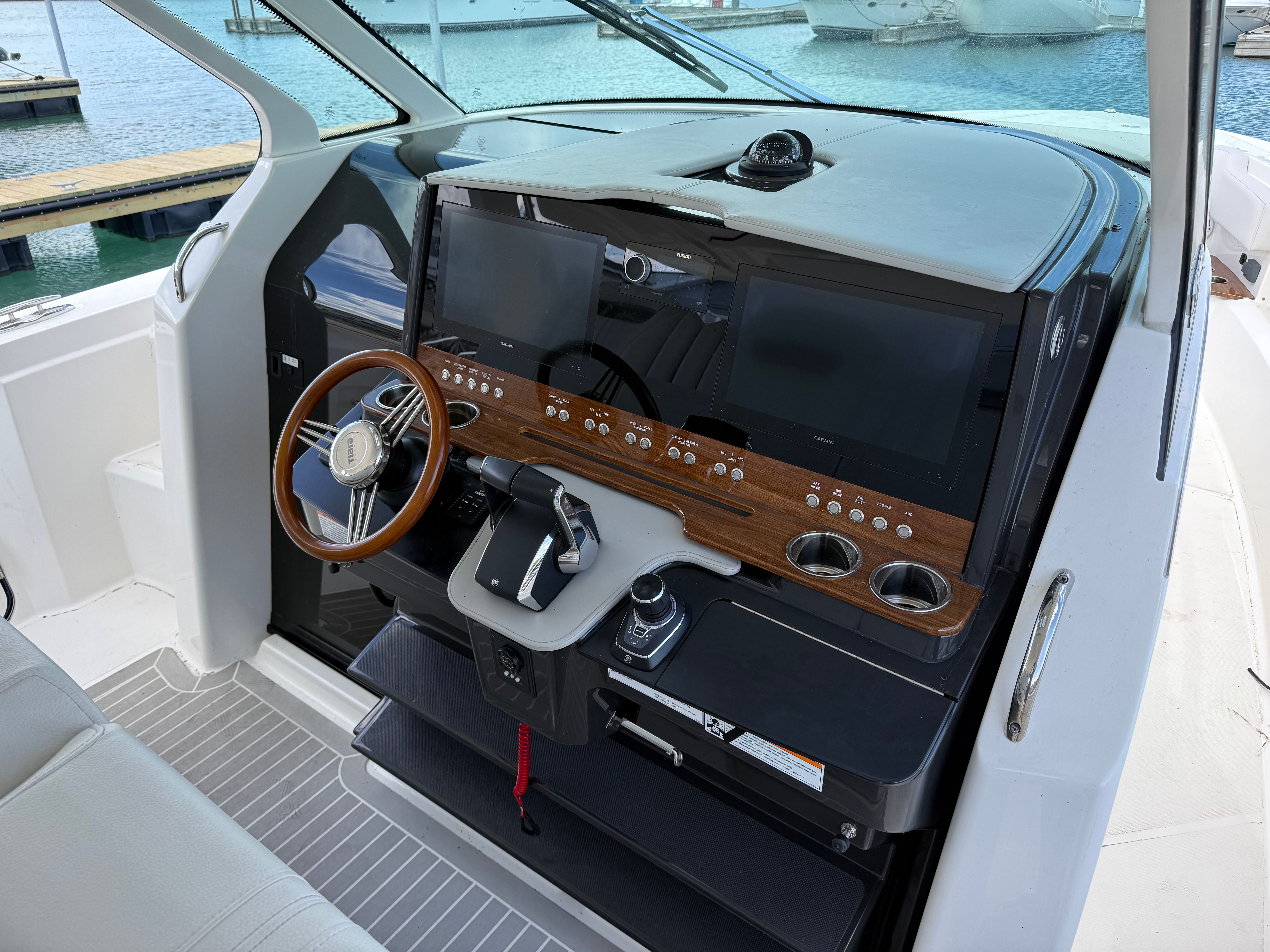 2024 Tiara Yachts 38 LS - 22