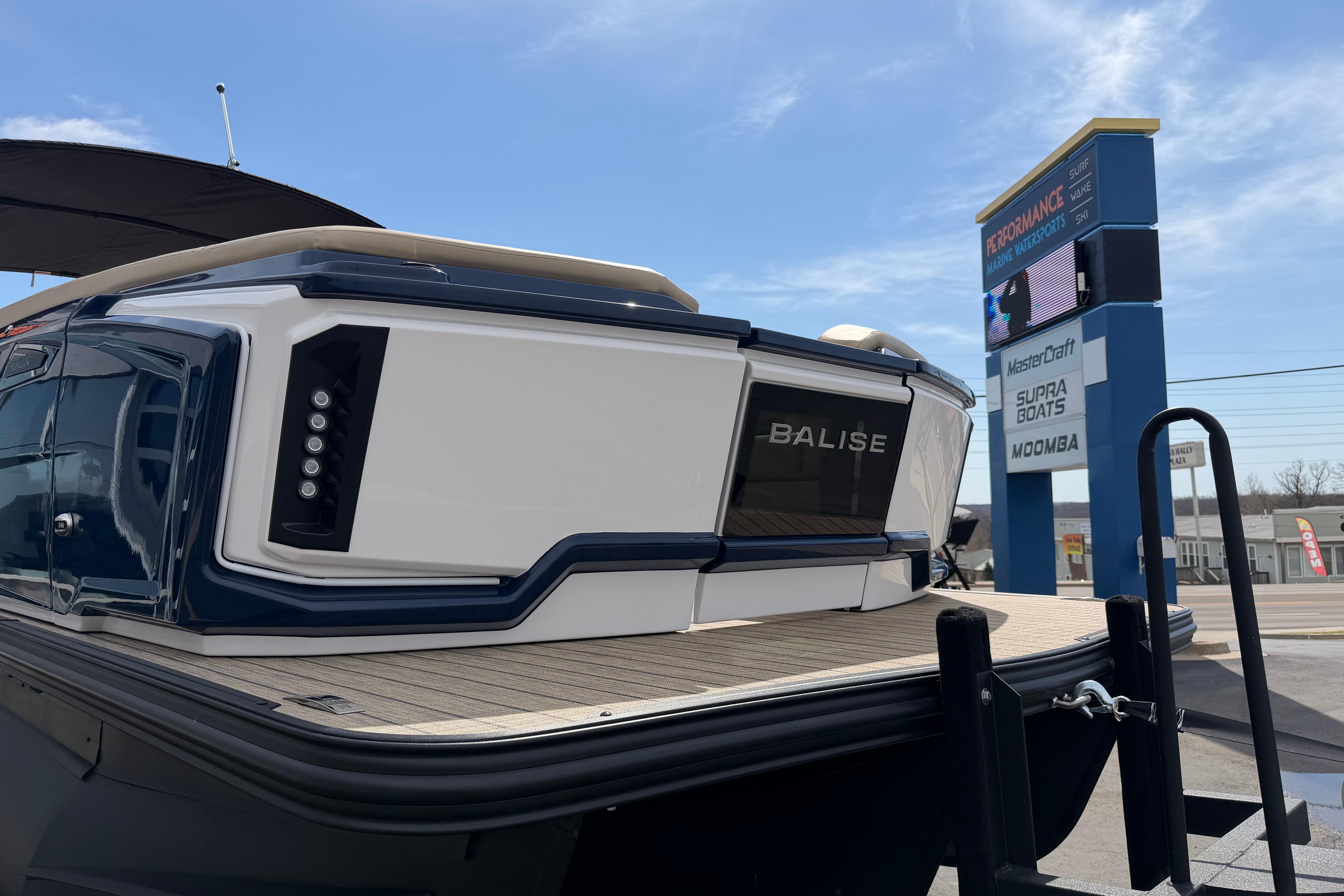 2025 Balise HORIZON26C boat displayed outdoors with dealership signage in background.