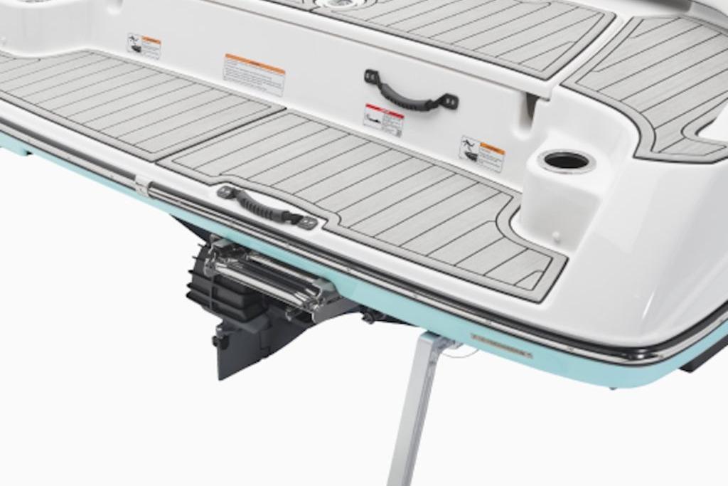 2026 Yamaha Boats SX195 swim platform with sleek design and integrated features.