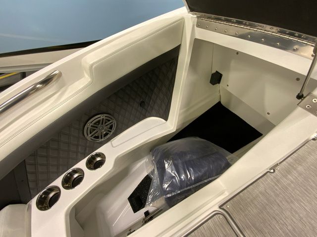 2026 Cobalt R4 Outboard Coastal Edition Bowrider - 19