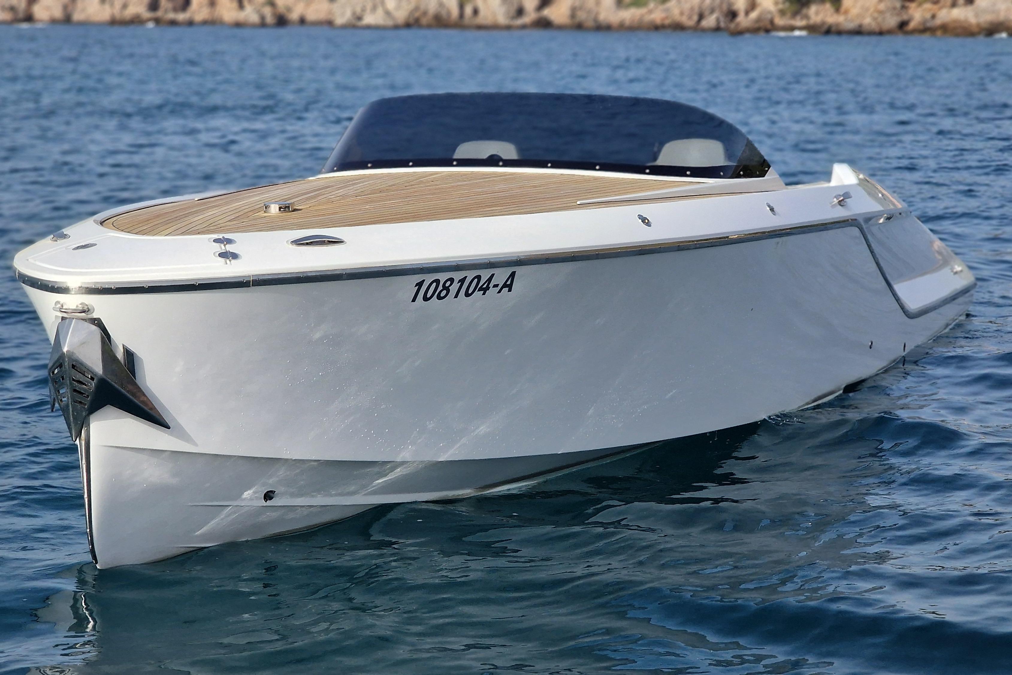 2021 Frauscher 858 Fantom boat on calm blue water, showcasing sleek design.