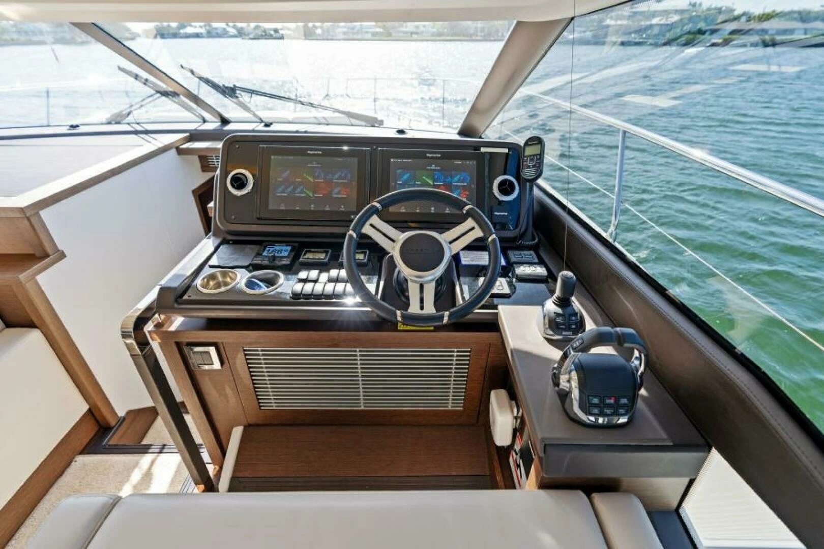 2020 Prestige 520 Flybridge - Image 18