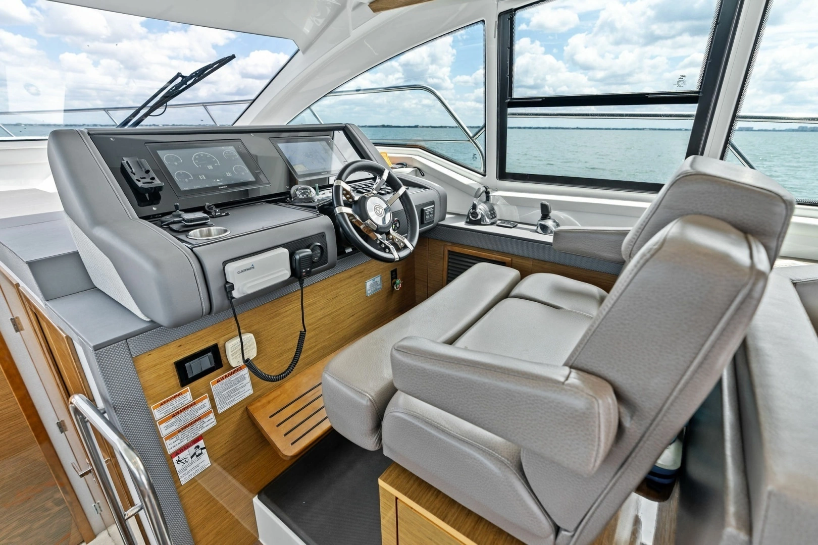 2019 Cruisers Yachts 42 Cantius - Image 3