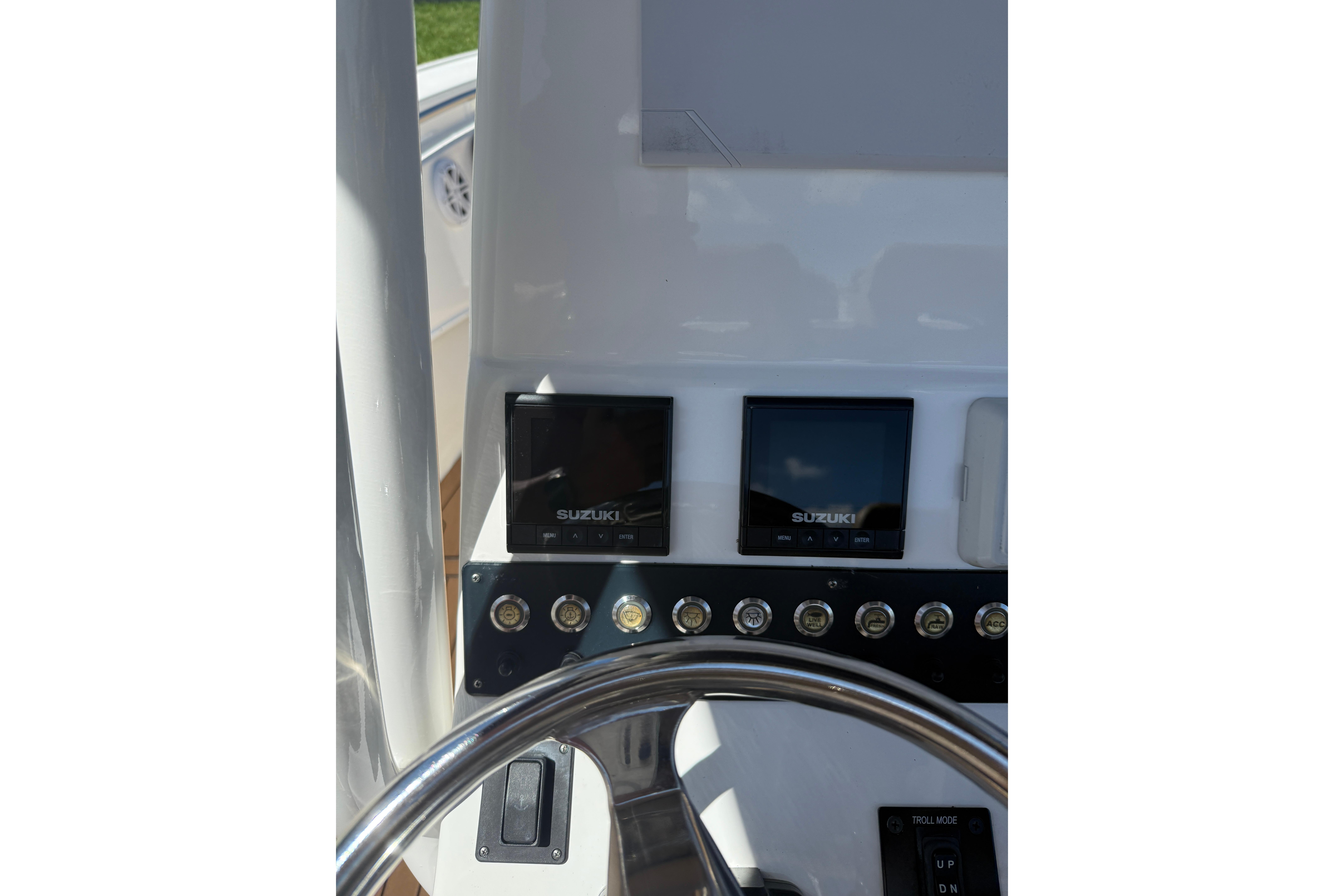 2019 Cape Horn 27XS boat dashboard with Suzuki displays and controls.