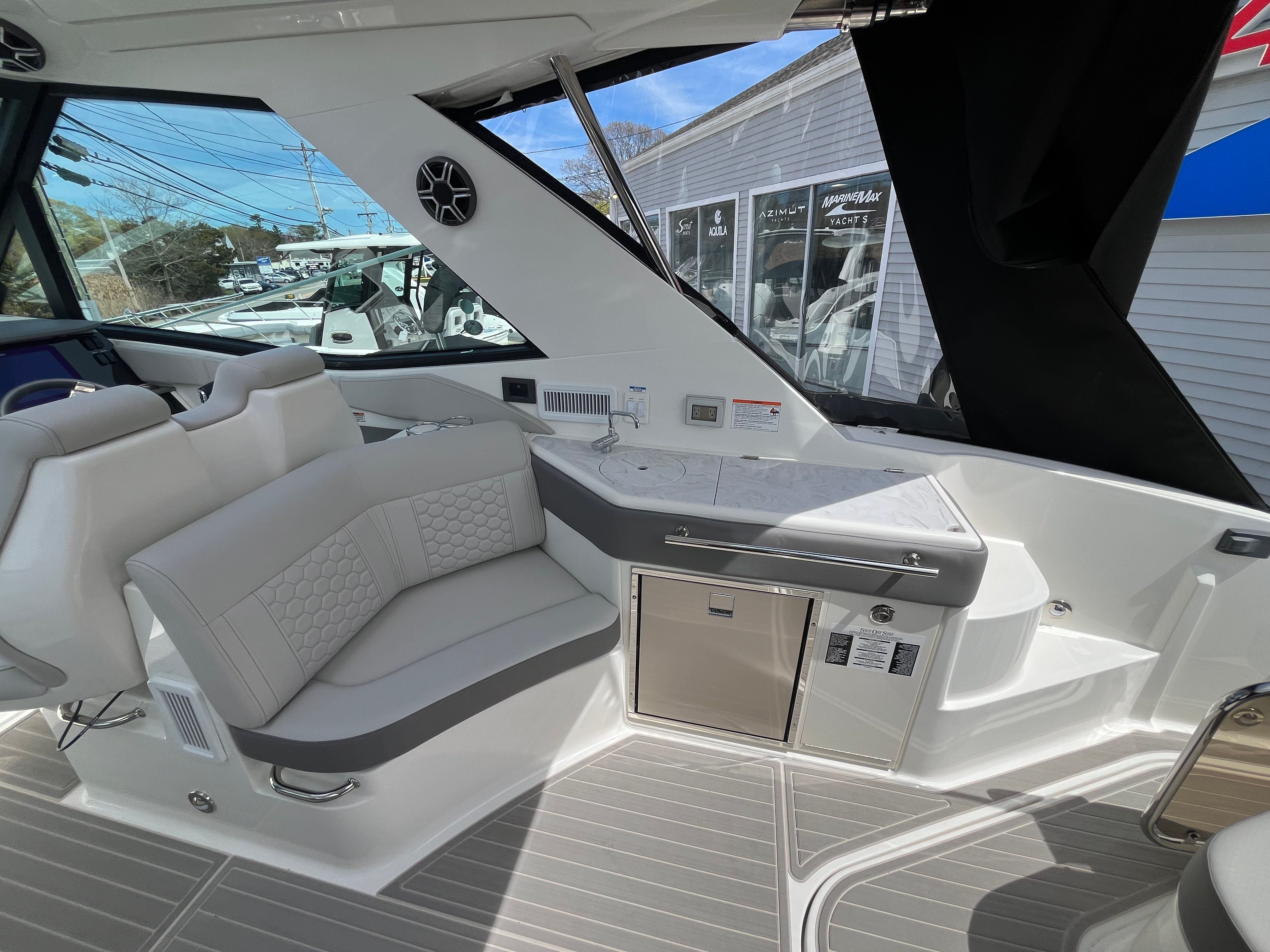 2026 Sea Ray Sundancer 320 Outboard - 6