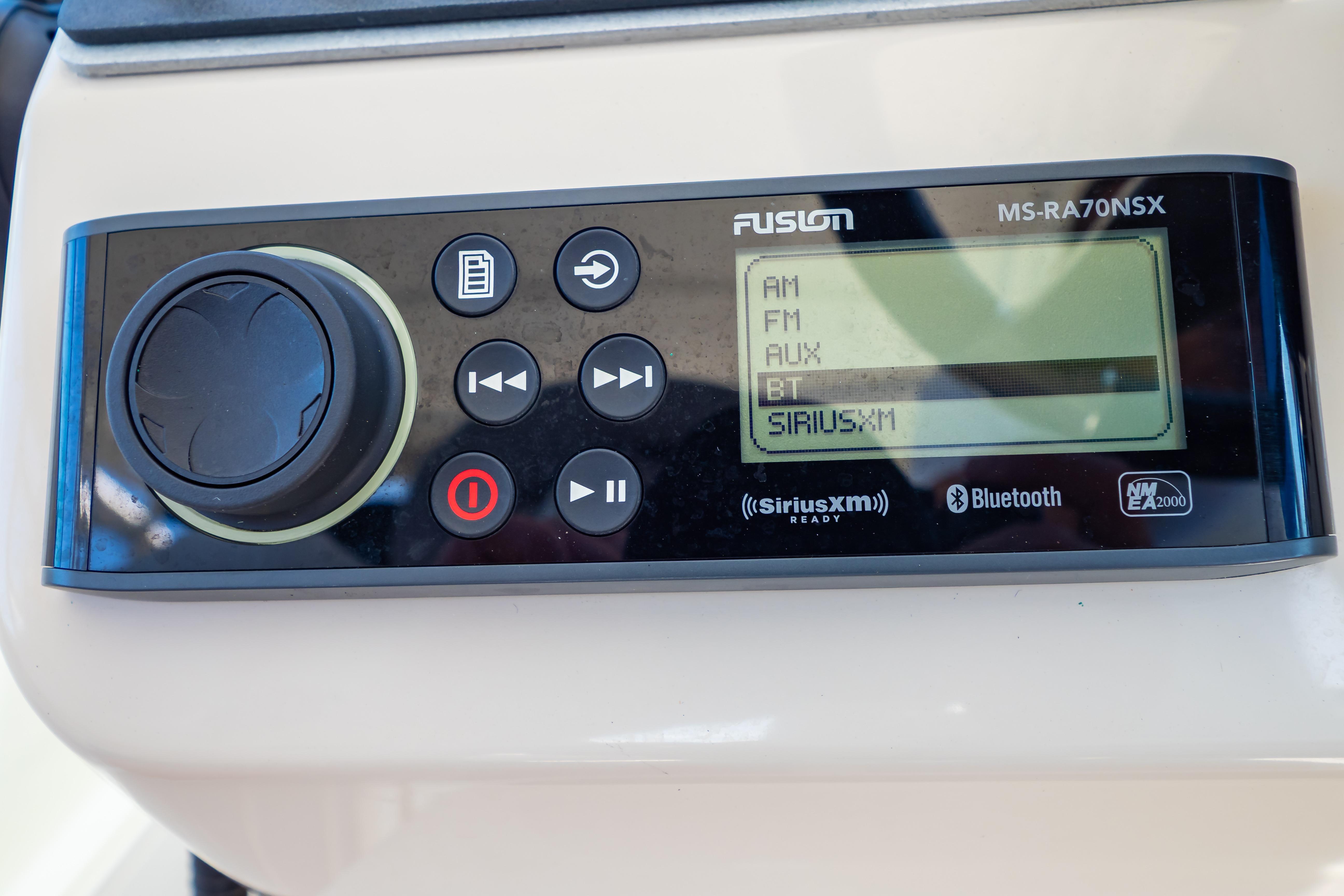 Fusion MS-RA70NSX stereo system on 2019 Boston Whaler 270 Vantage boat.