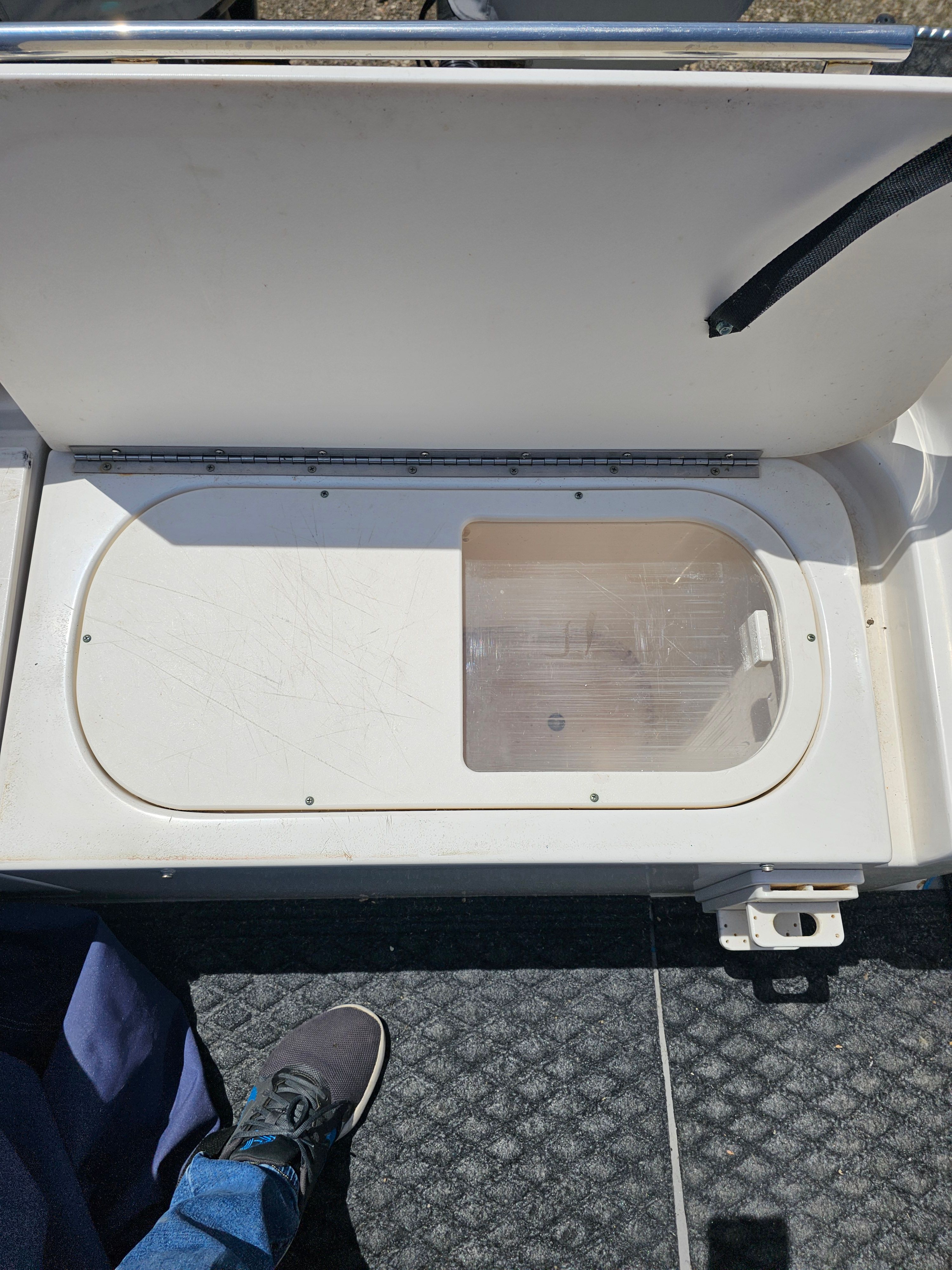 Robalo R265 Walkaround 2005 boat hatch with glass cover.