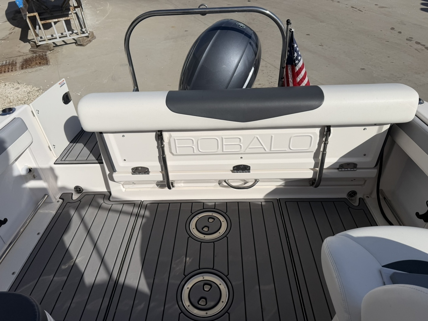 2023 Robalo R227 - Image 39