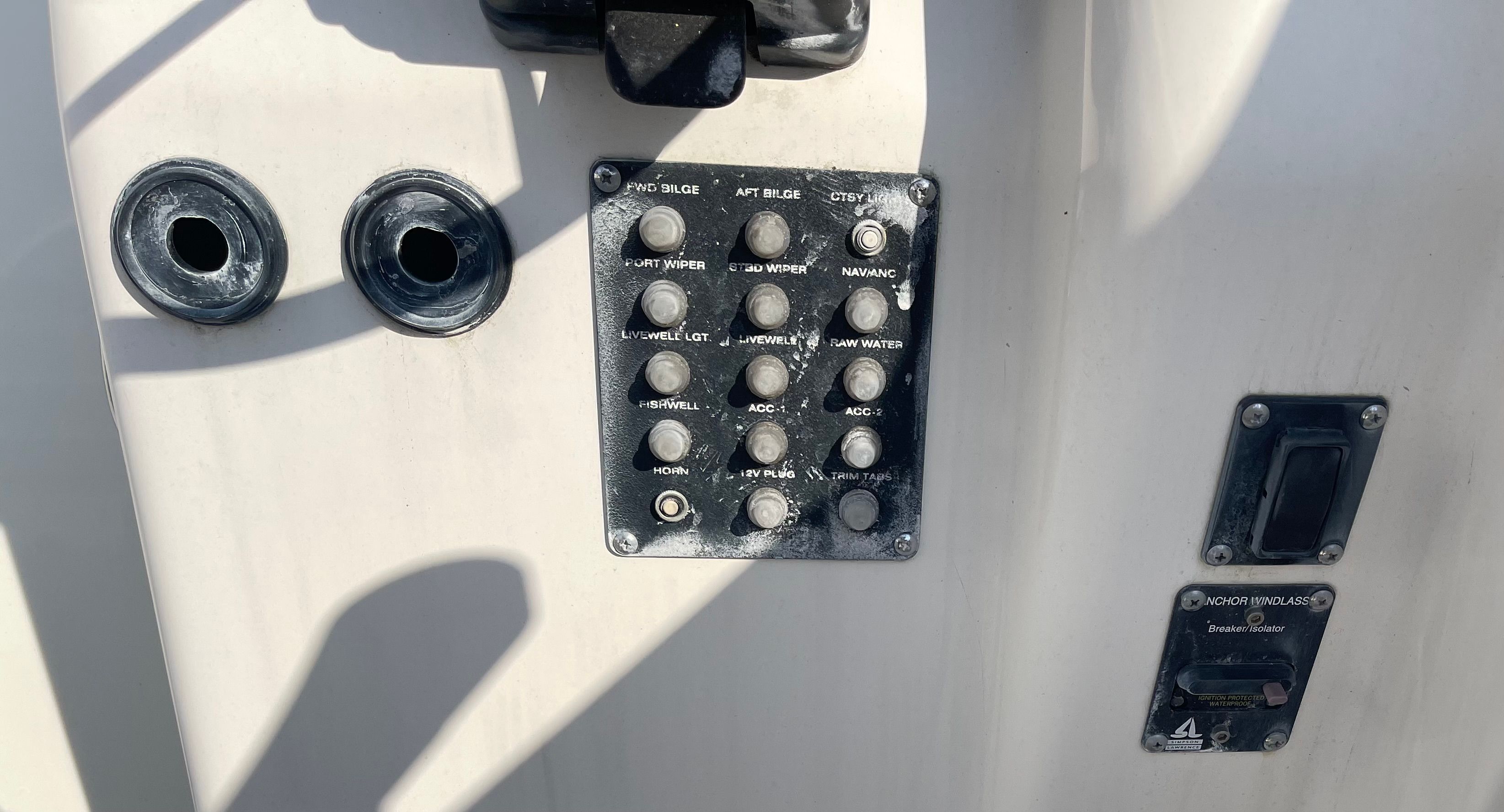 Control panel of a 2001 Boston Whaler 26 Conquest boat.