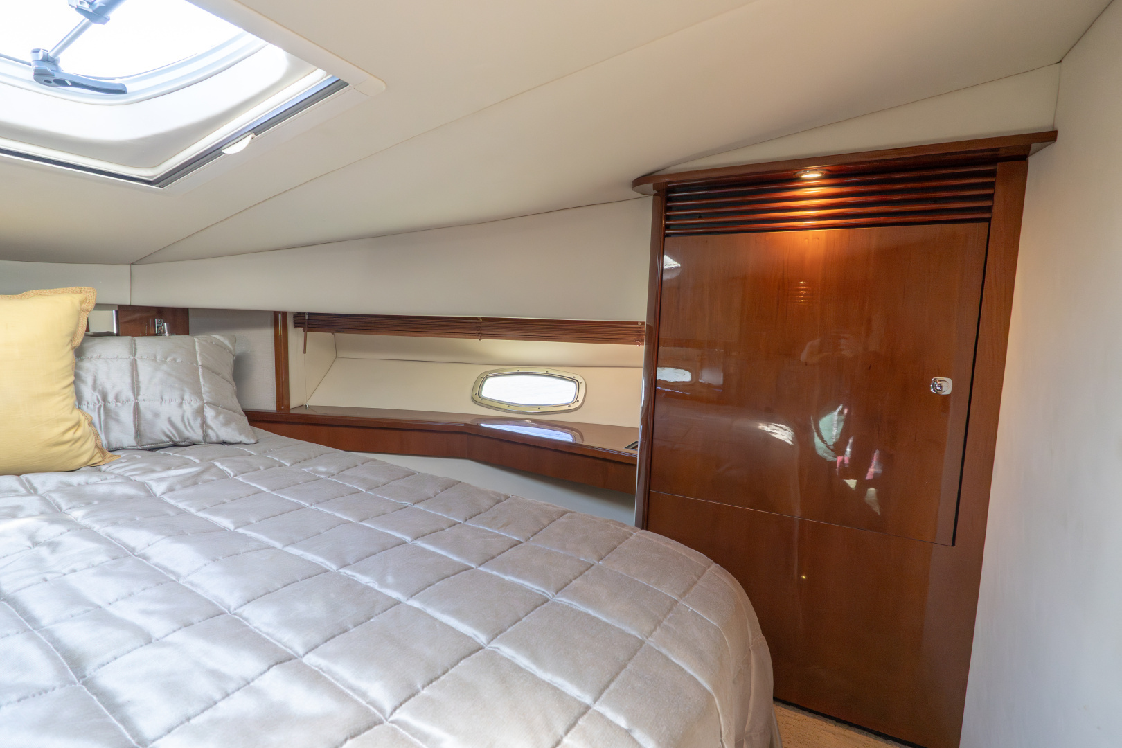 2010 Sea Ray 50 SUNDANCER - Image 11
