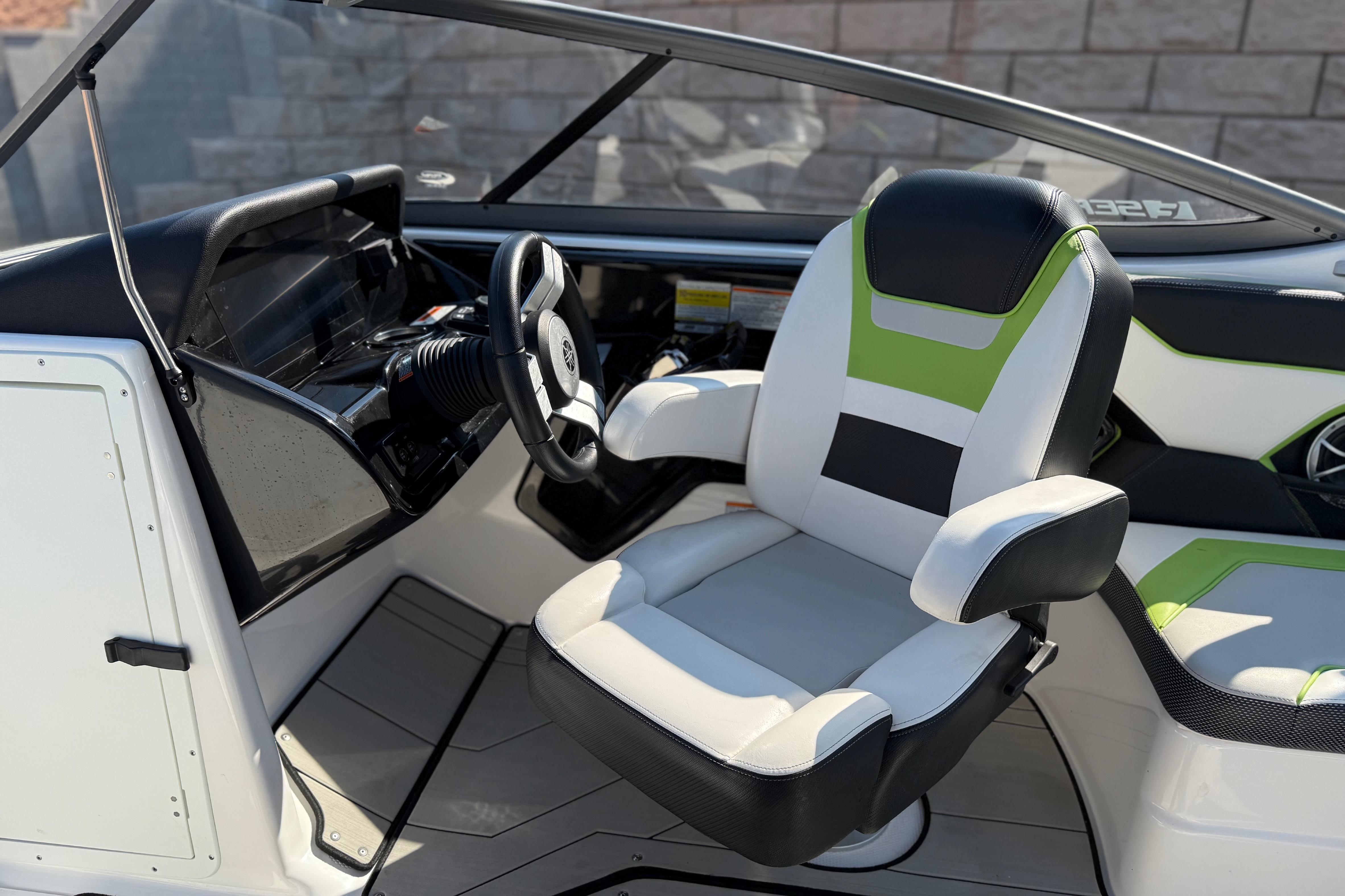 2022 Yamaha Boats 212XE cockpit with modern steering and stylish seating.