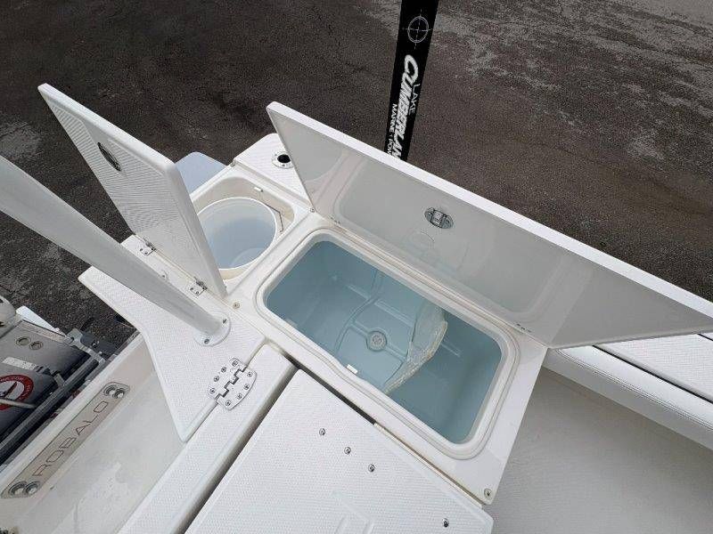 2026 Robalo 246 Cayman - 104