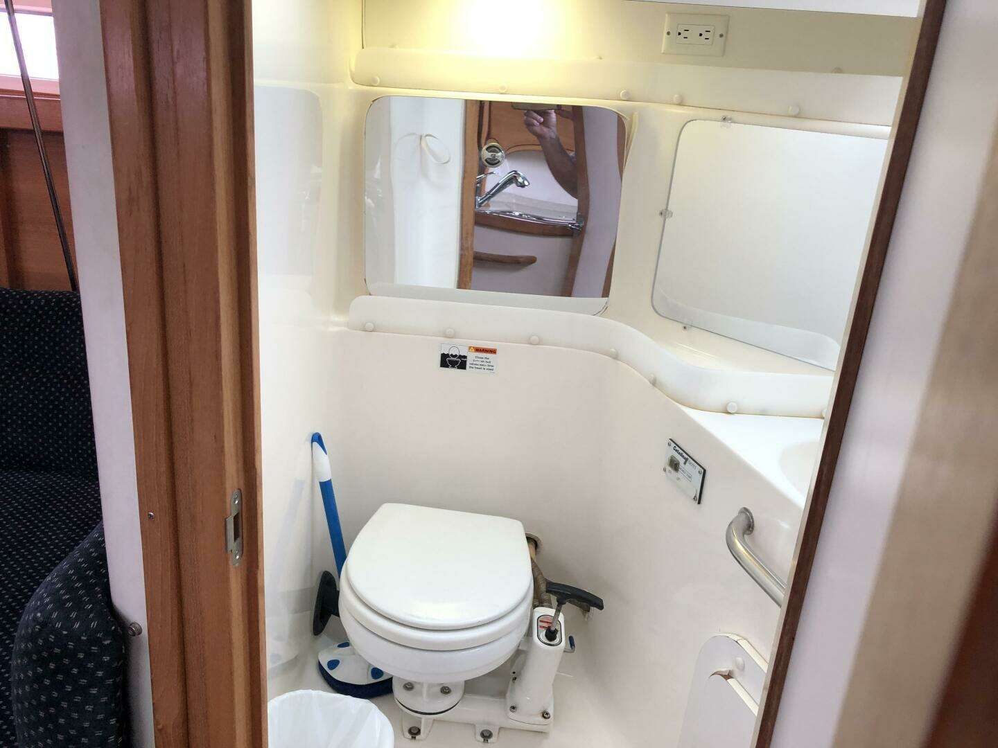 2005 Catalina 320 - Image 35
