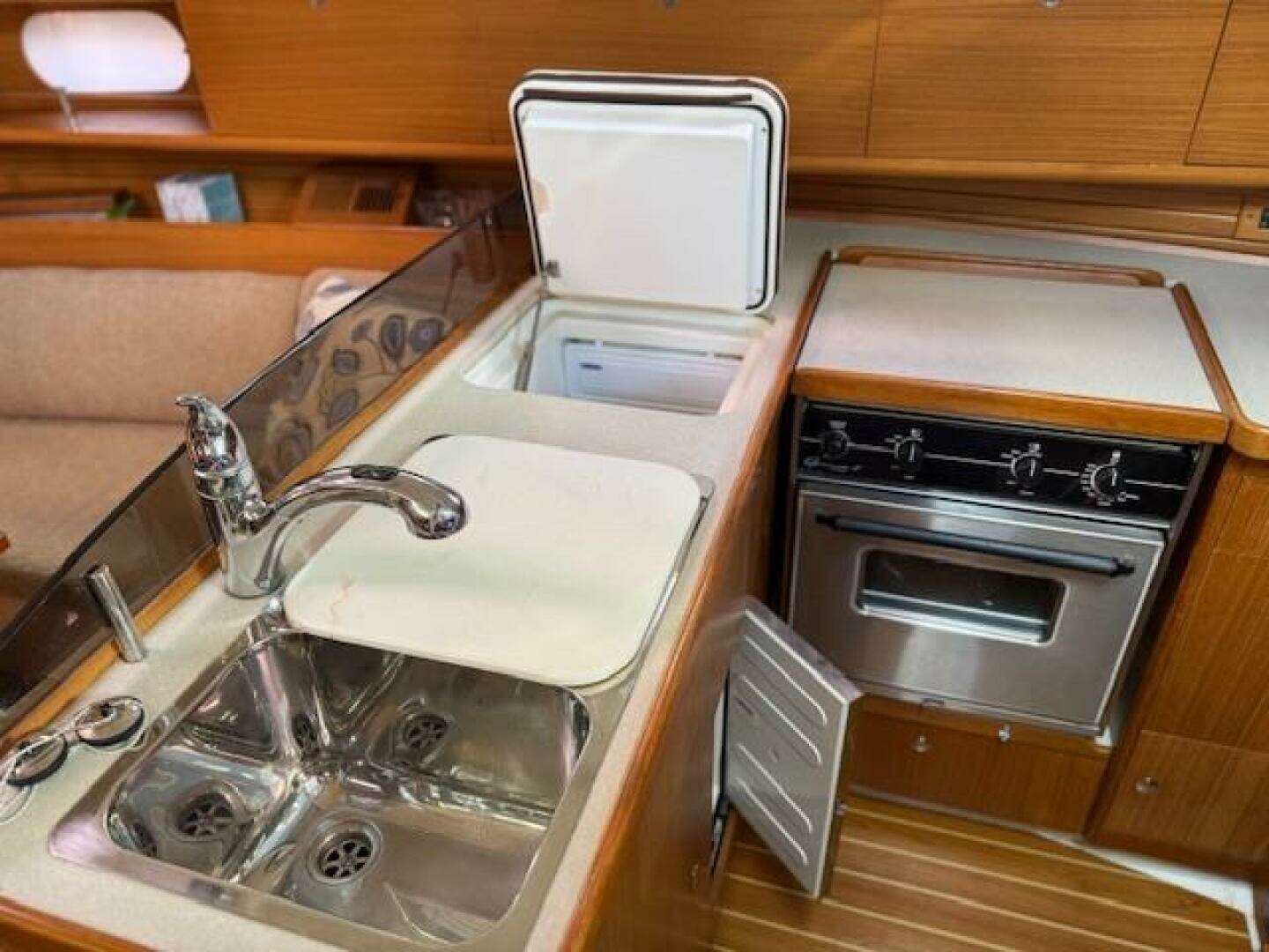 2012 Catalina 355 - Image 41