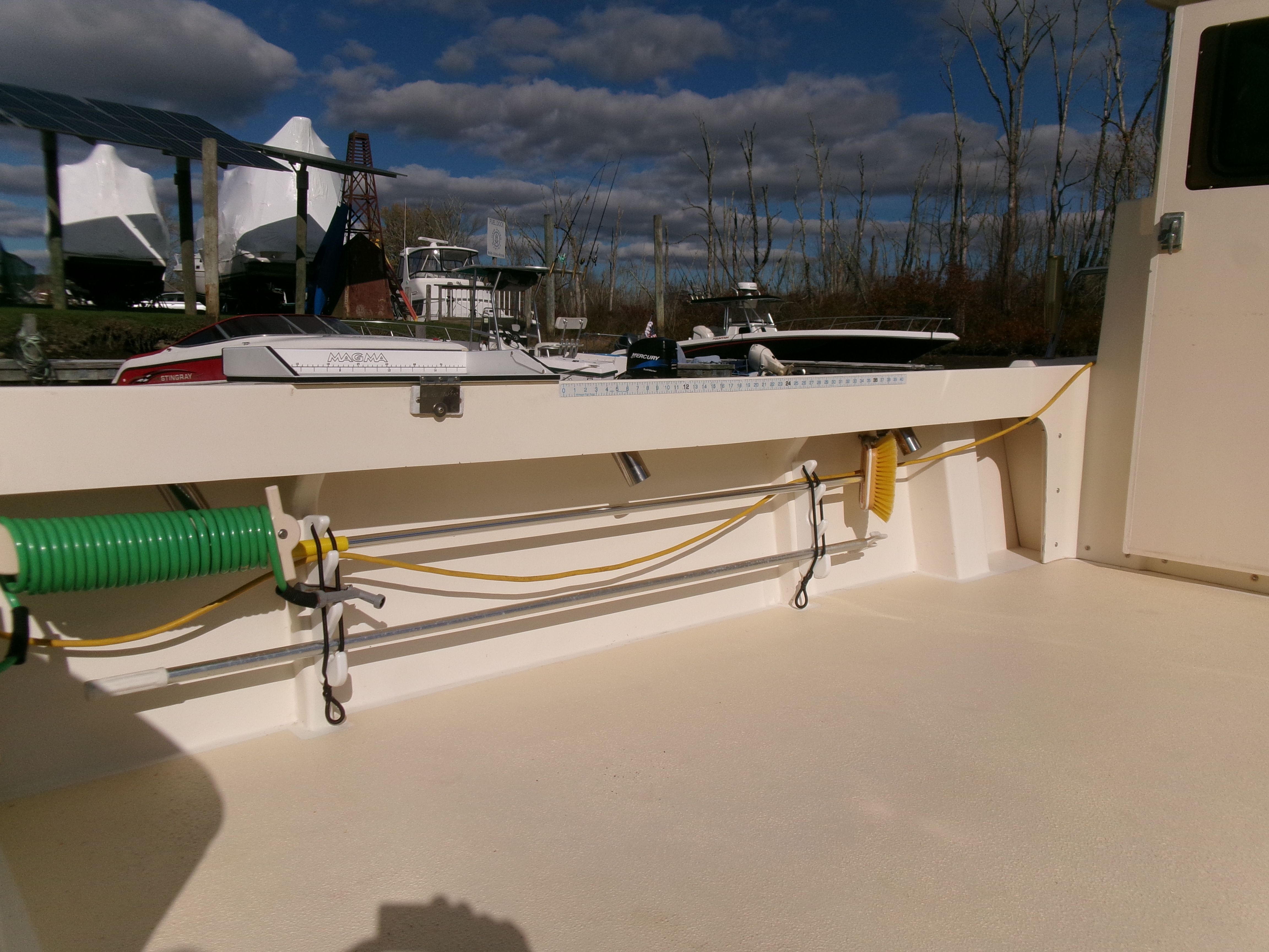 The image shows the deck of a 2007 Parker 2520 XL Sport Cabin with fishing rod holders.